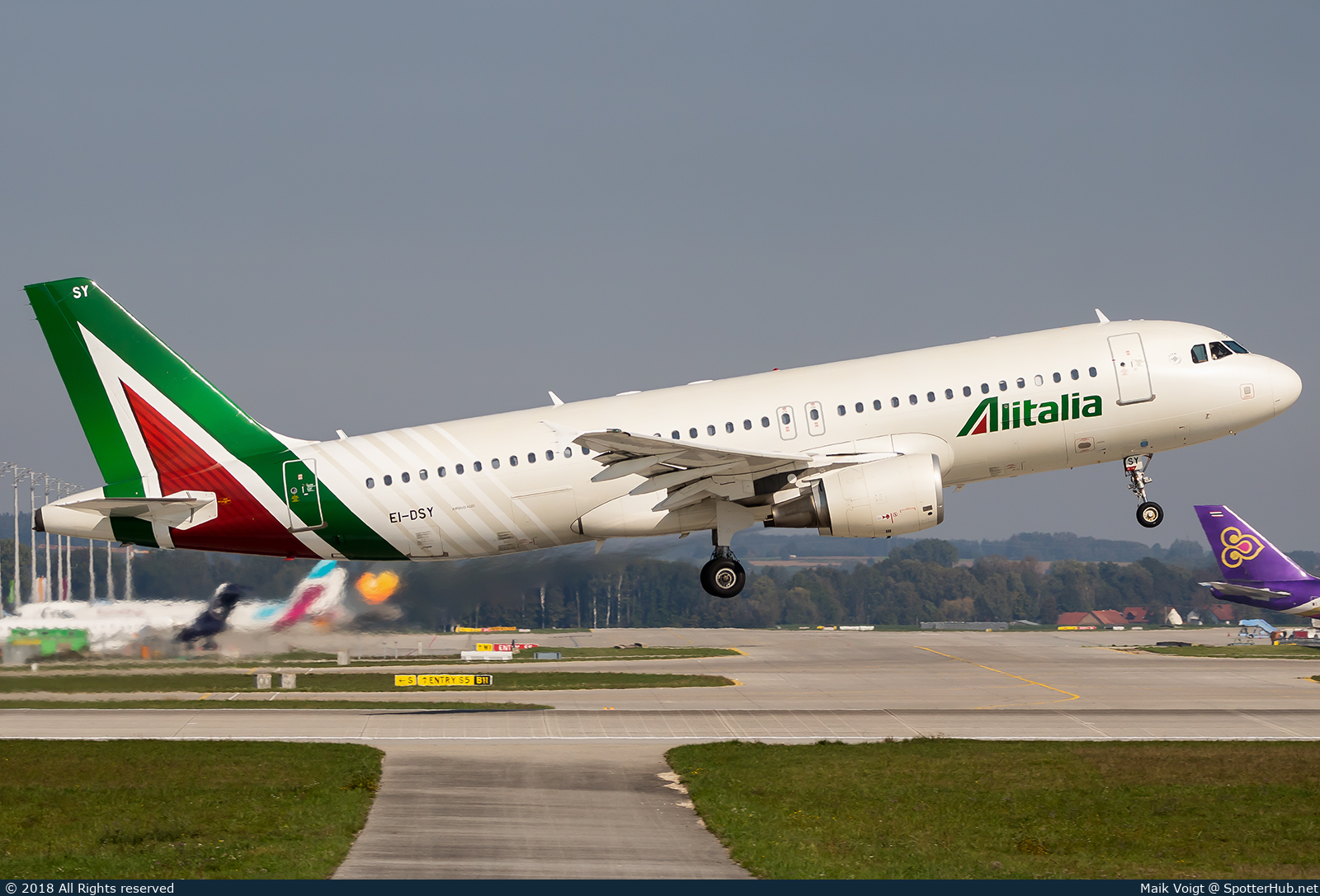 Photo of EI-DSY - Airbus A320-216 operated by Alitalia