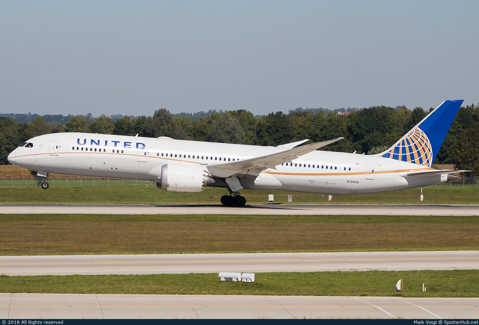 Photo of N13954 - Boeing 787-9 Dreamliner operated by United Airlines