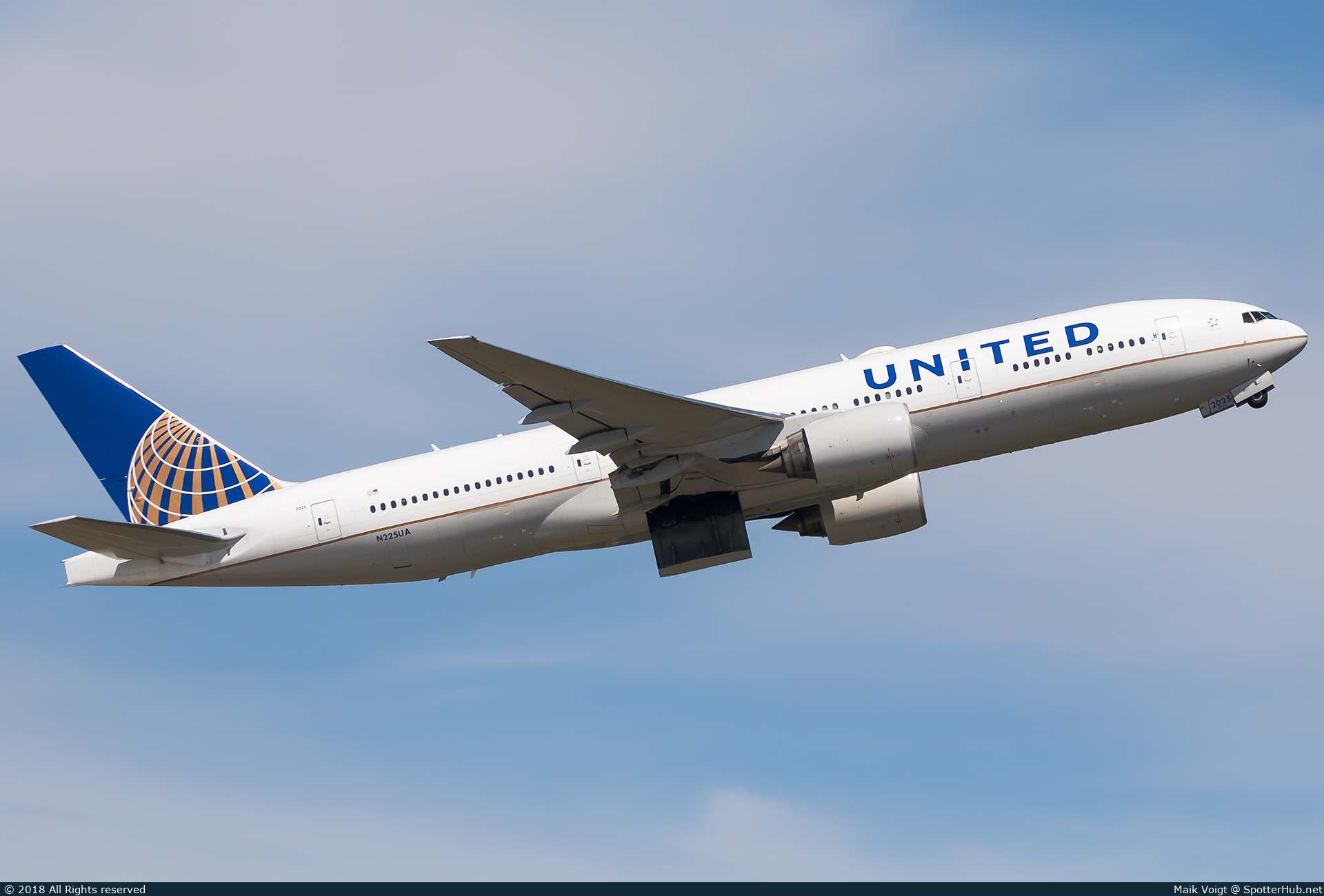 Photo of N225UA - Boeing 777-222(ER) operated by United Airlines