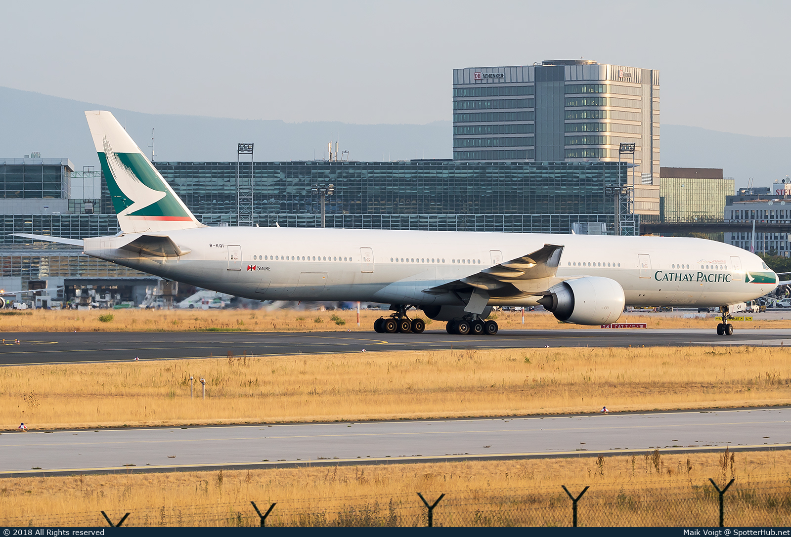 Photo of B-KQI - Boeing 777-367(ER) operated by Cathay Pacific Airways