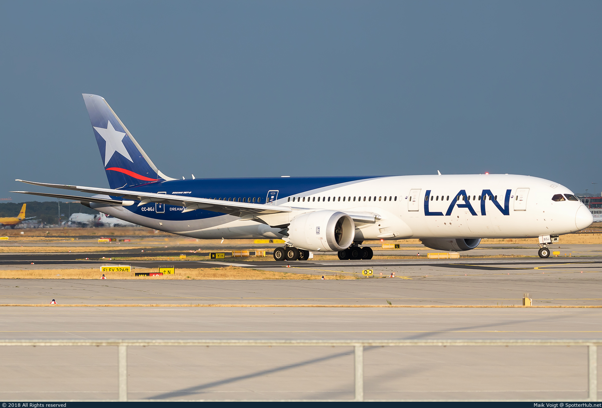 Photo of CC-BGJ - Boeing 787-9 Dreamliner operated by LAN Airlines