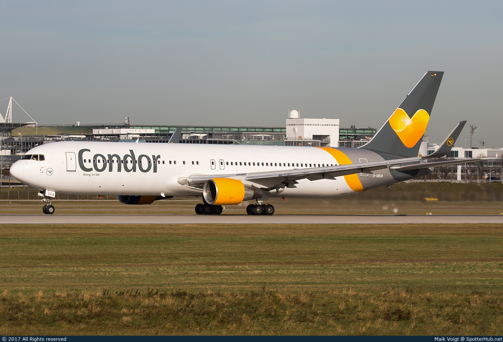 Photo of D-ABUA - Boeing 767-330(ER) operated by Condor