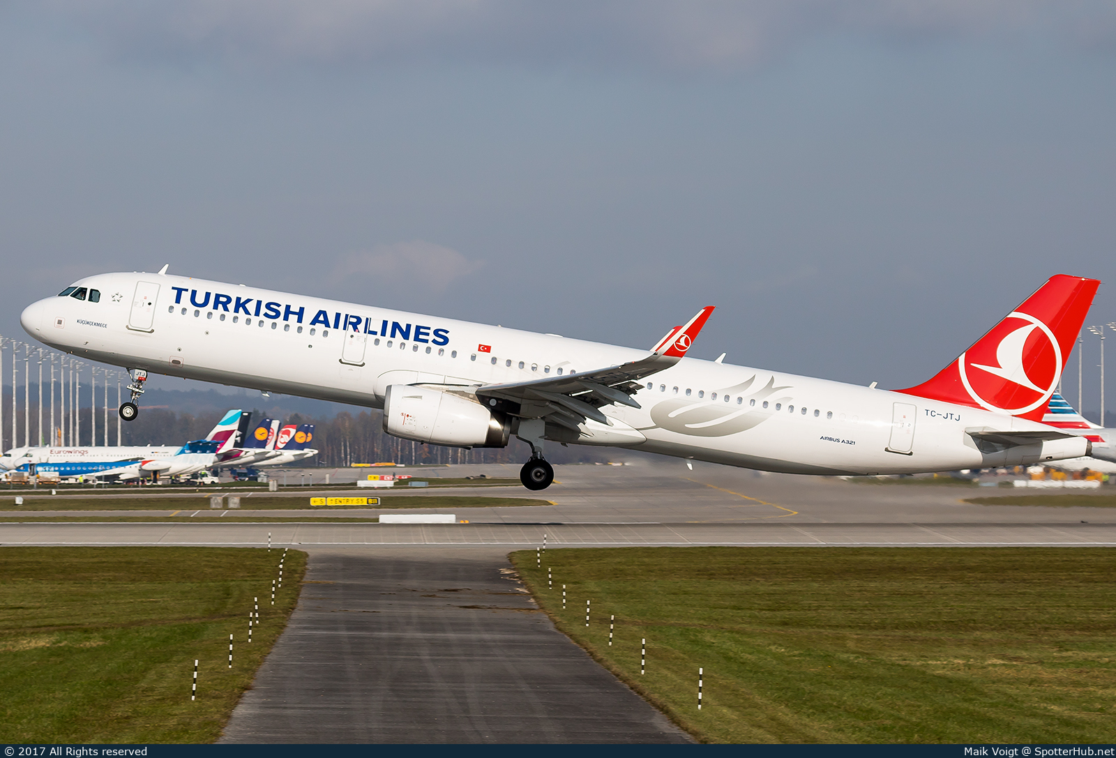 Photo of TC-JTJ - Airbus A321-231 operated by Turkish Airlines