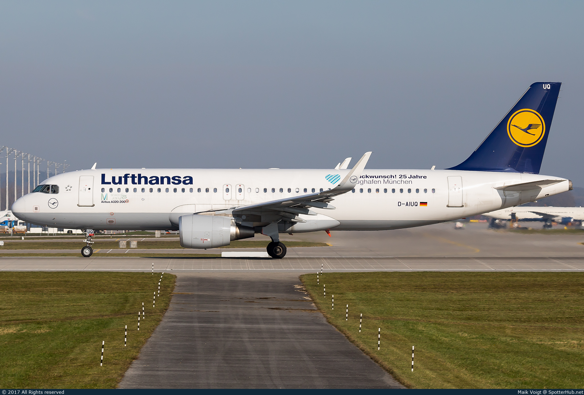 Photo of D-AIUQ - Airbus A320-214 operated by Lufthansa