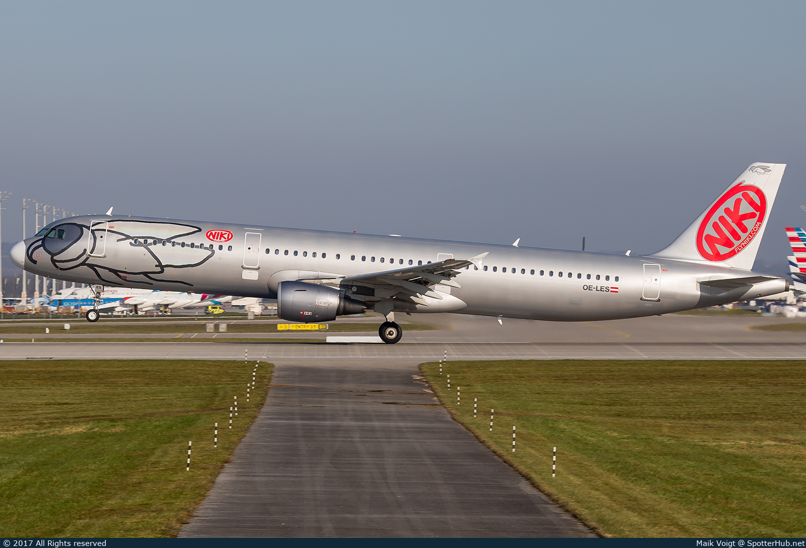 Photo of OE-LES - Airbus A321-211 operated by Niki