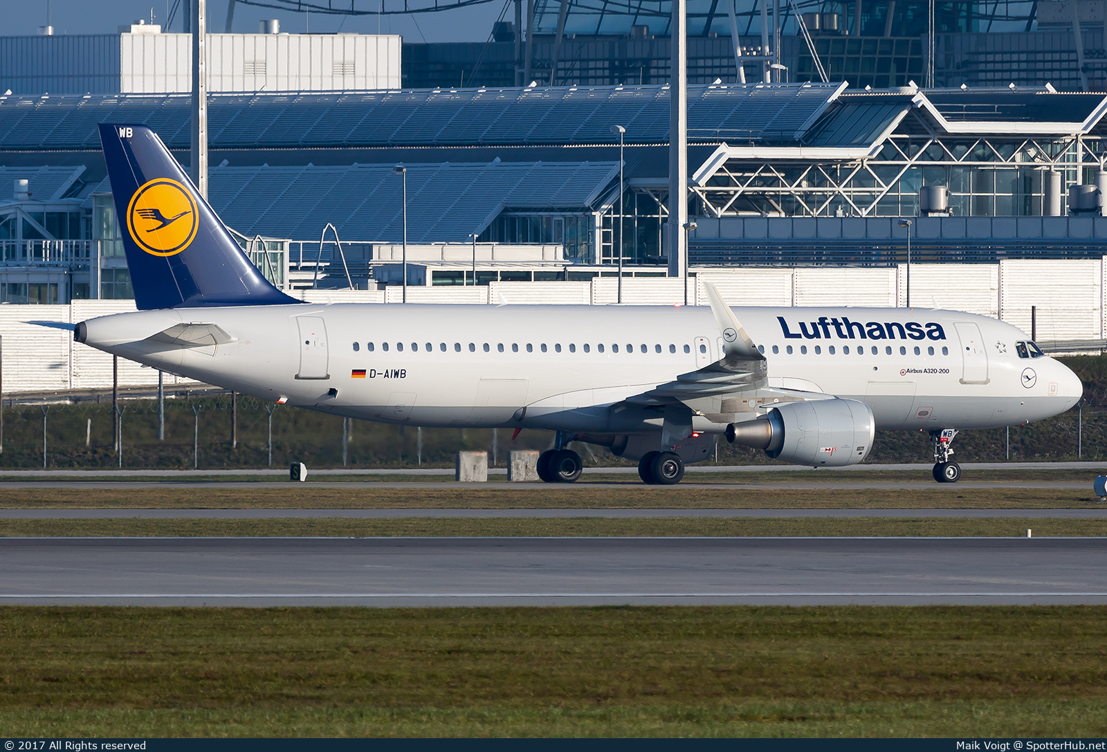 Photo of D-AIWB - Airbus A320-214 operated by Lufthansa