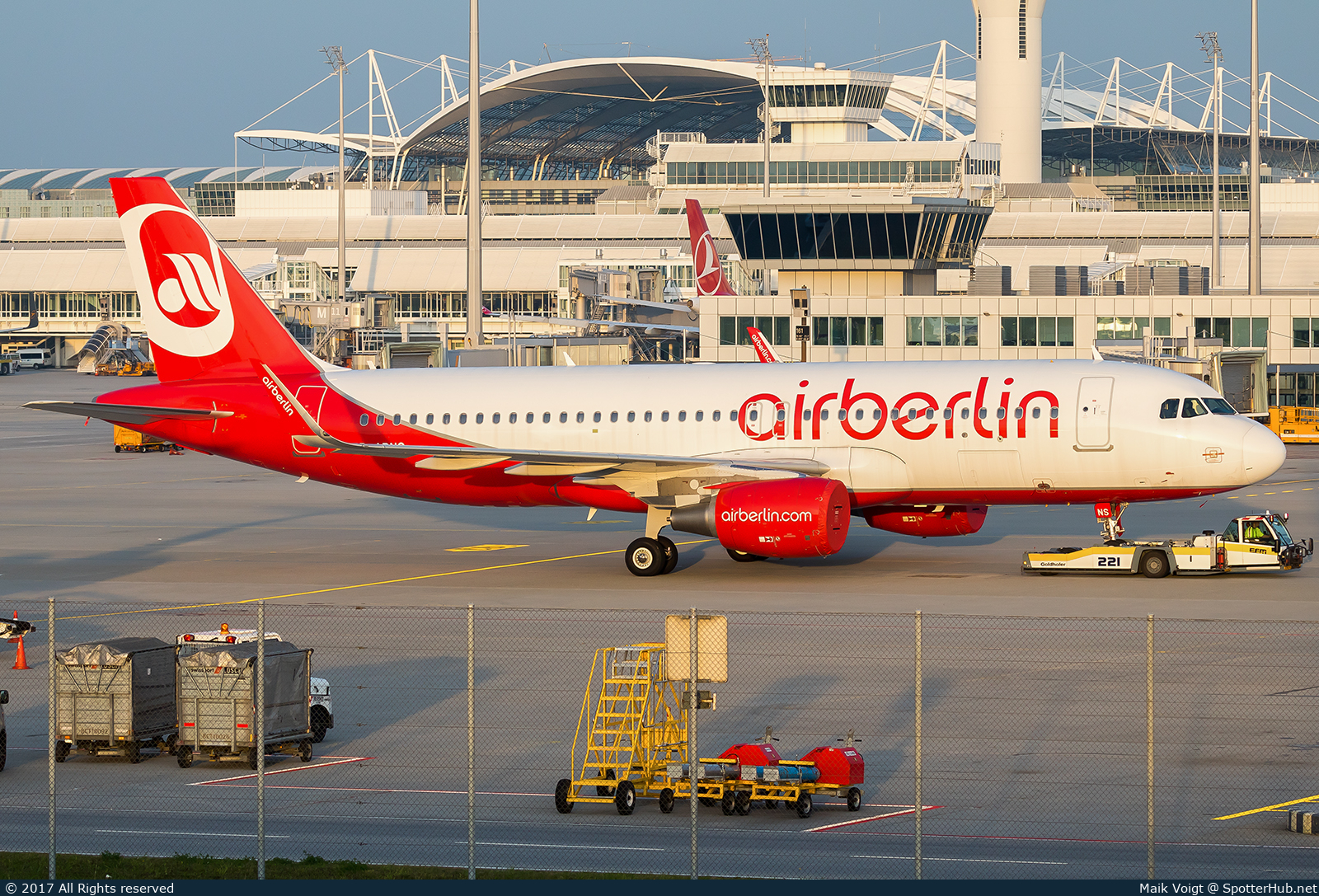 Photo of D-ABNS - Airbus A320-214 operated by Air Berlin