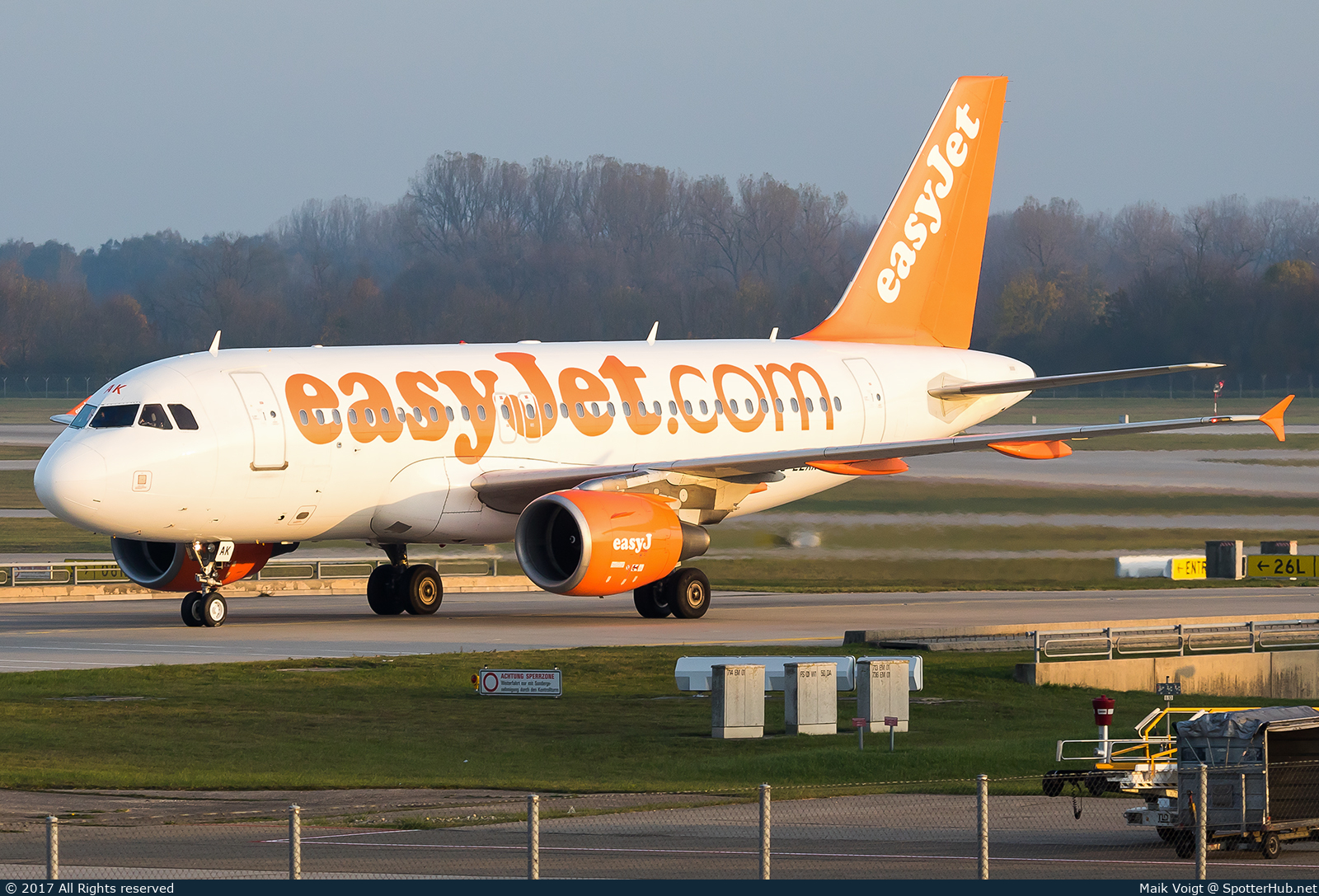 Photo of G-EZAK - Airbus A319-111 operated by easyJet