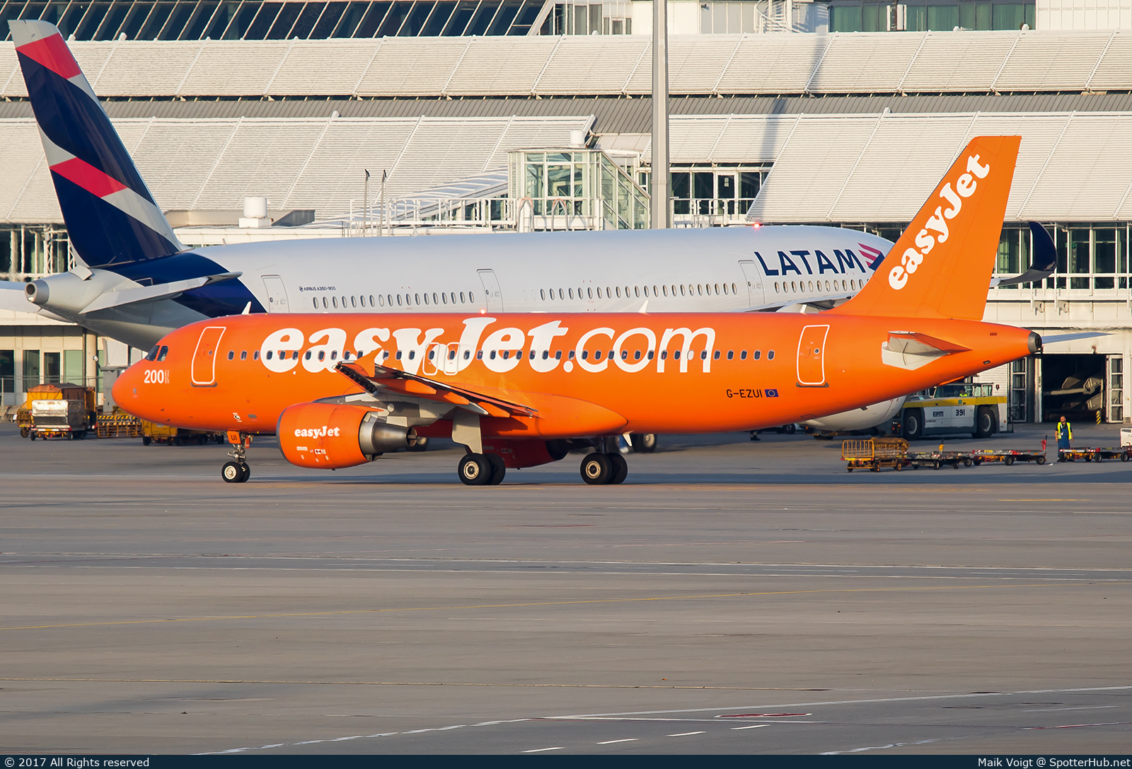 Photo of G-EZUI - Airbus A320-214 operated by easyJet