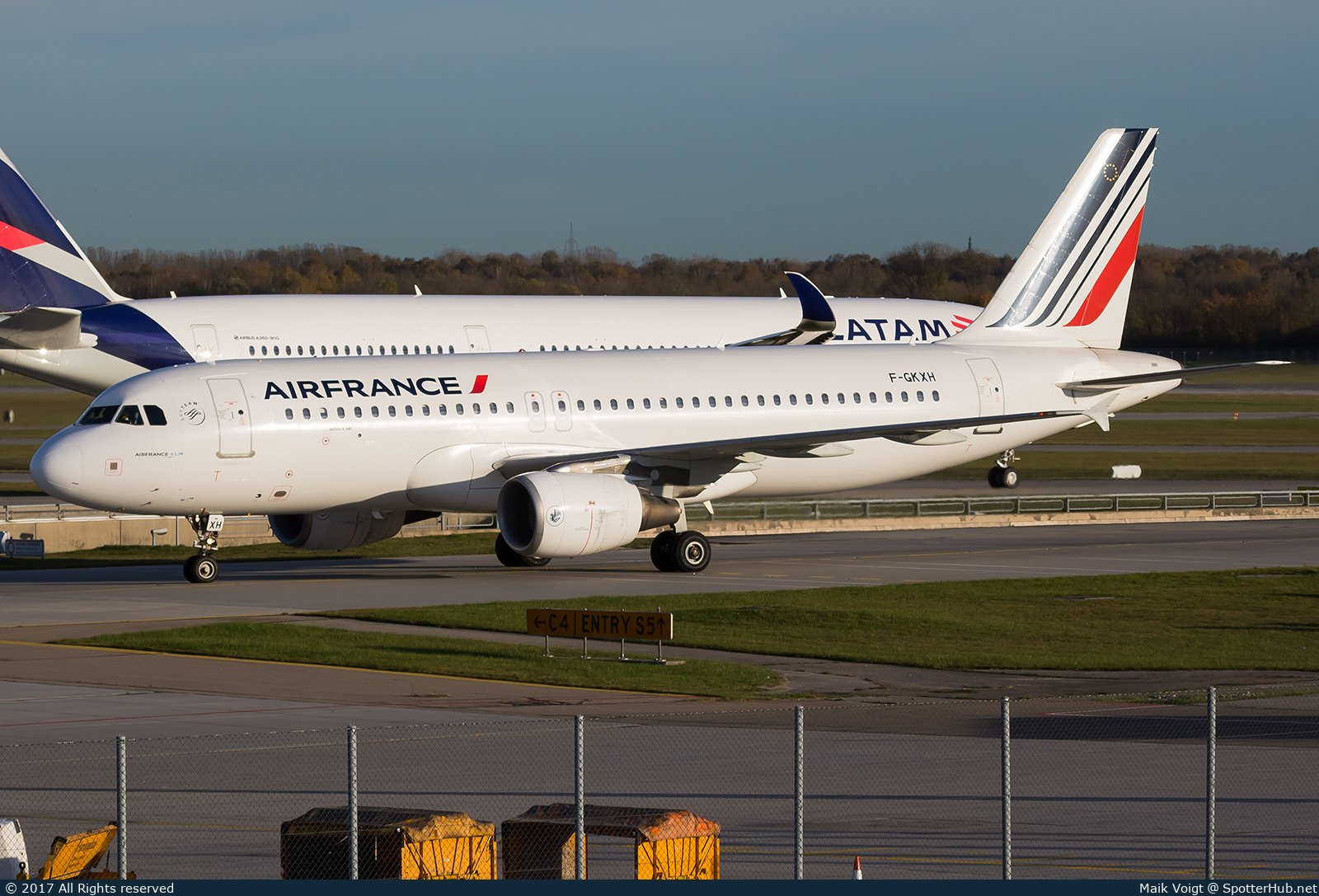 Photo of F-GKXH - Airbus A320-214 operated by Air France