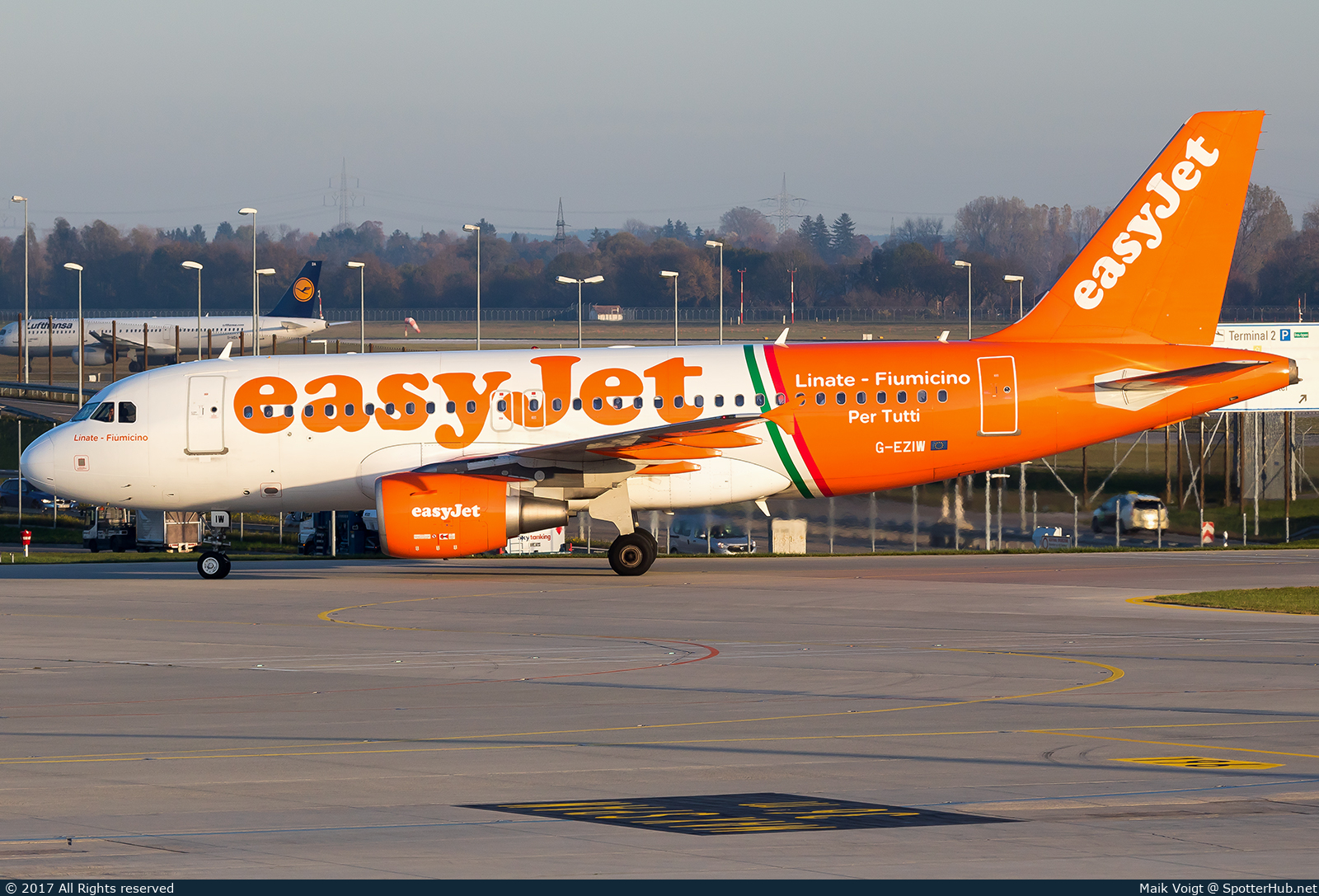Photo of G-EZIW - Airbus A319-111 operated by easyJet