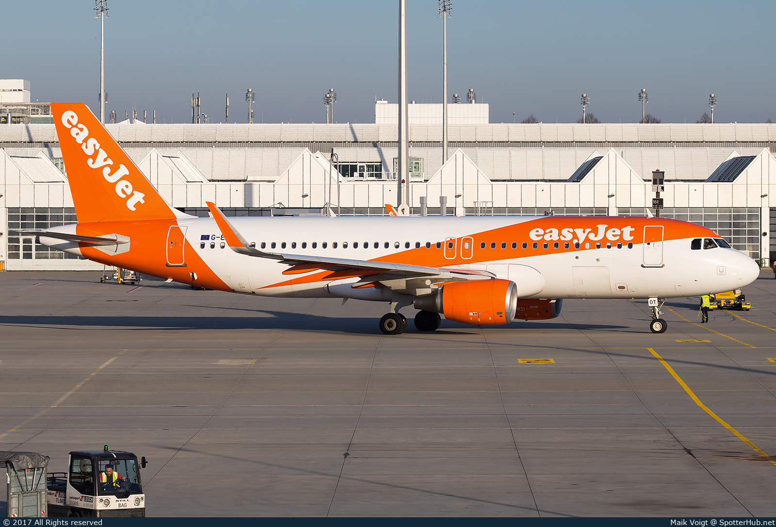 Photo of G-EZOT - Airbus A320-214 operated by easyJet