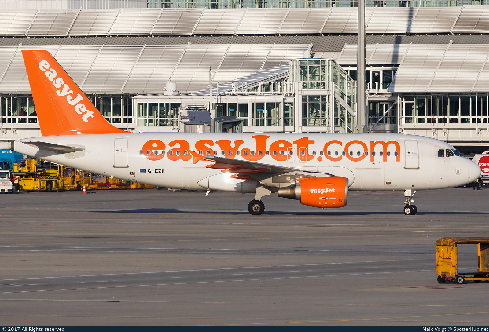 Photo of G-EZII - Airbus A319-111 operated by easyJet