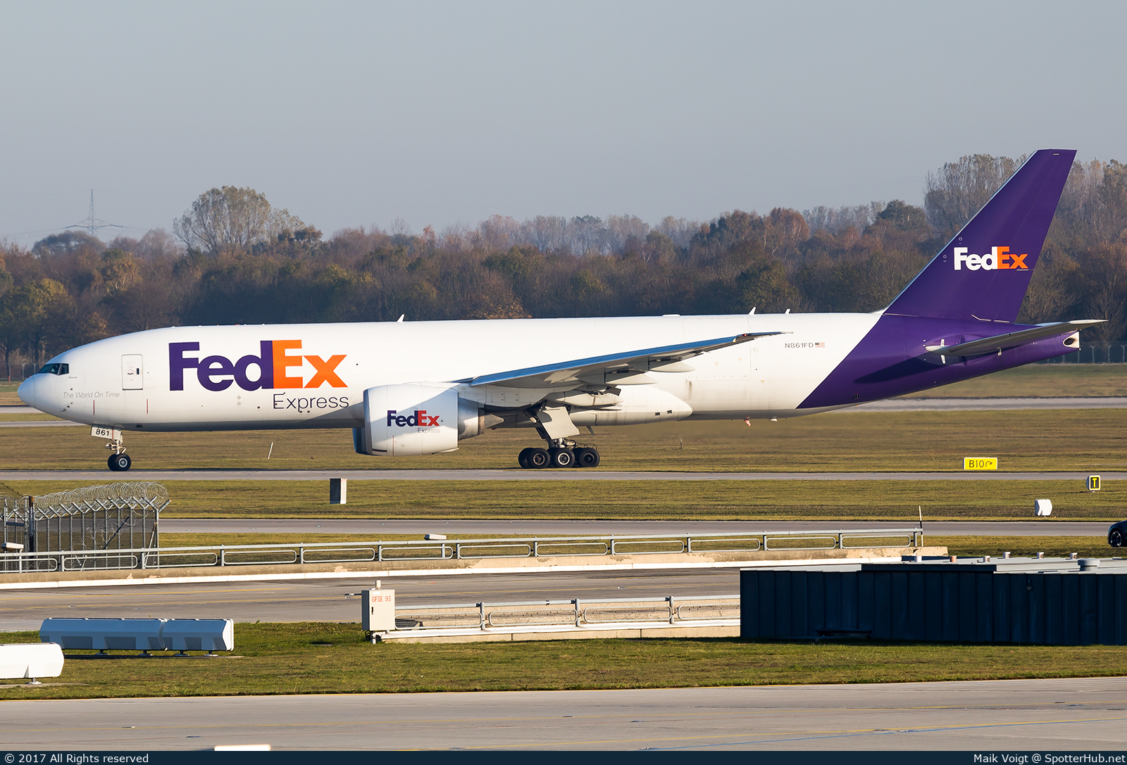 Photo of N861FD - Boeing 777-FS2 operated by FedEx