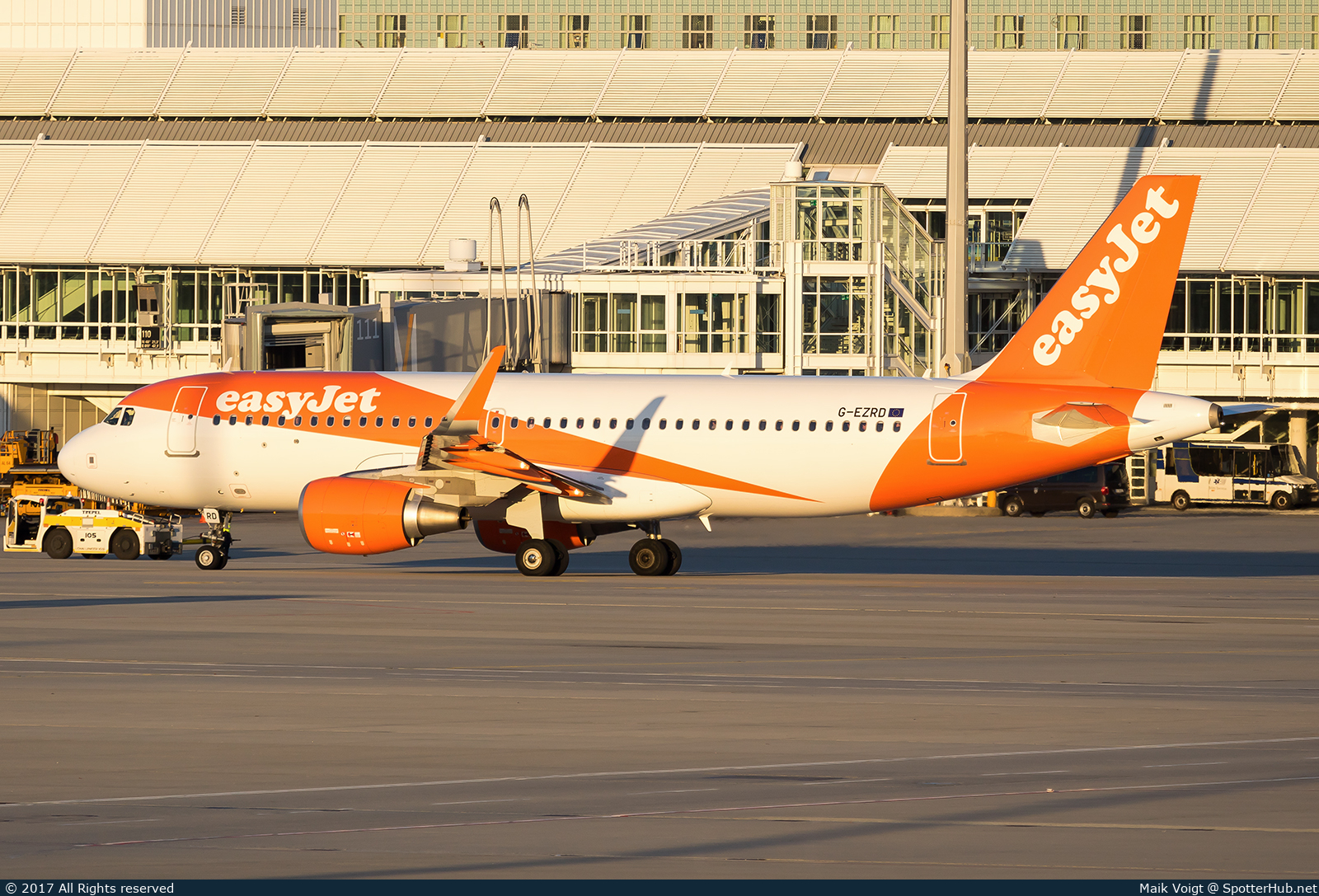 Photo of G-EZRD - Airbus A320-214 operated by easyJet