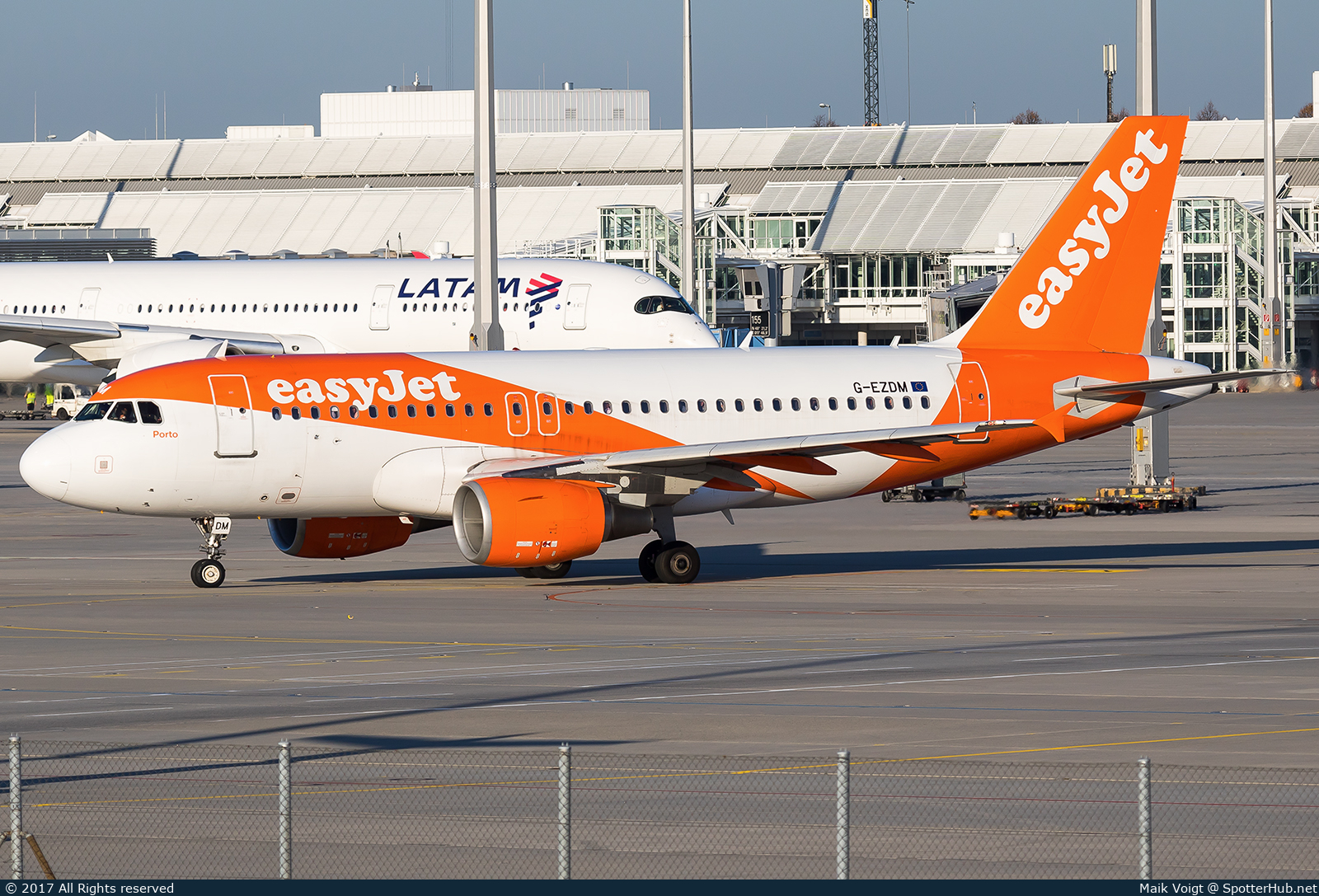 Photo of G-EZDM - Airbus A319-111 operated by easyJet