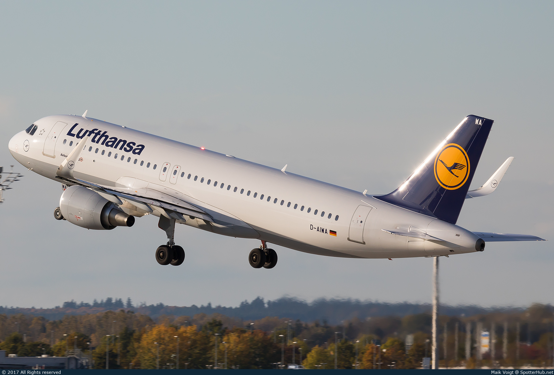 Photo of D-AIWA - Airbus A320-214 operated by Lufthansa