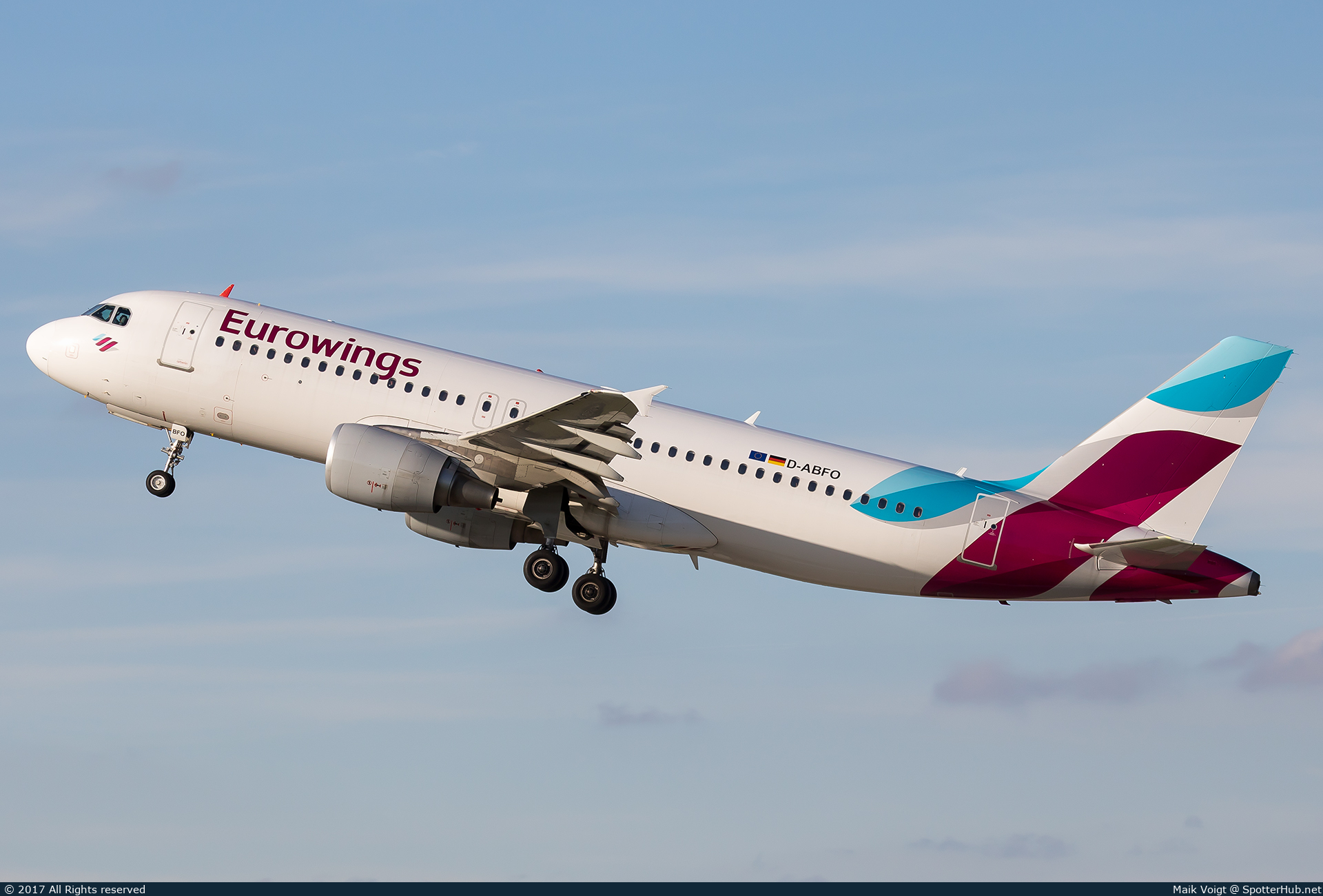 Photo of D-ABFO - Airbus A320-214 operated by Eurowings