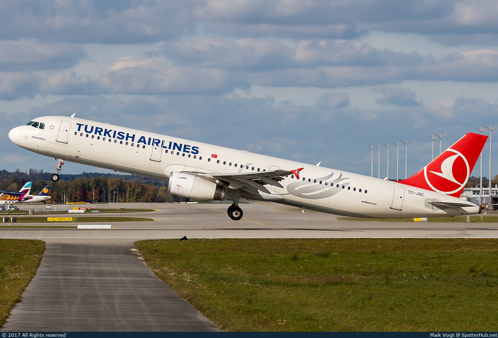 Photo of TC-JSC - Airbus A321-231 operated by Turkish Airlines