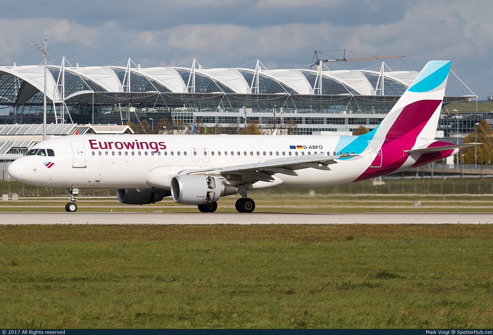 Photo of D-ABFO - Airbus A320-214 operated by Eurowings