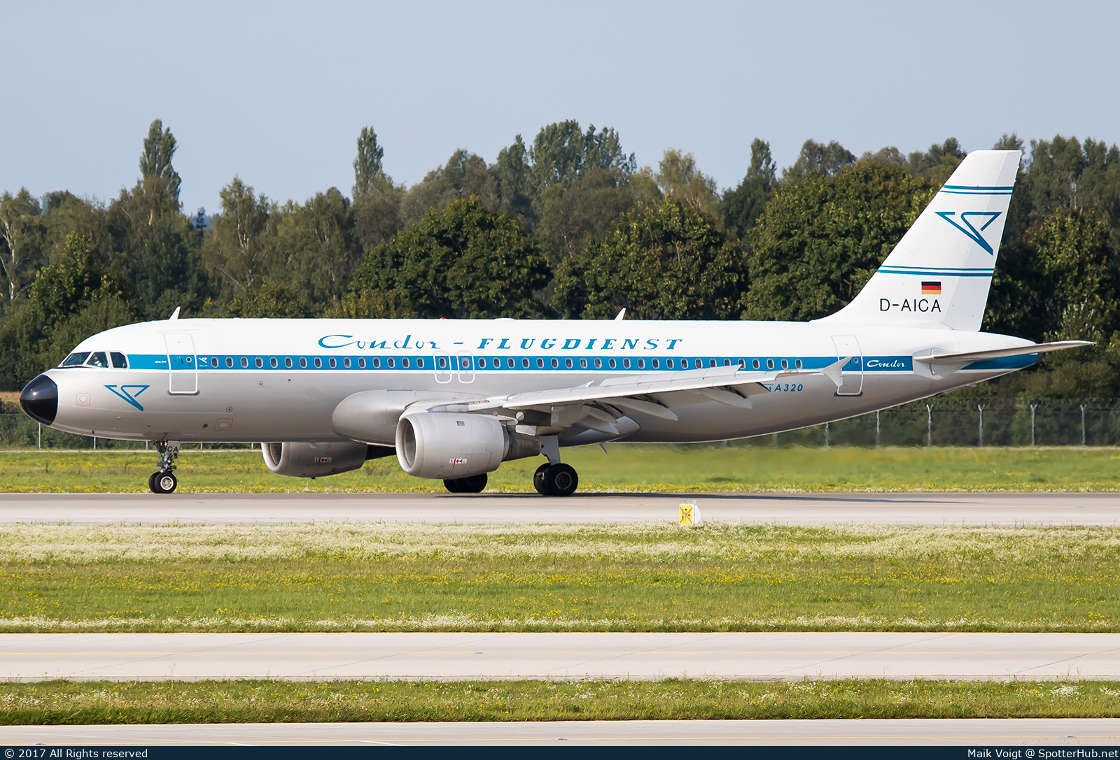 Photo of D-AICA - Airbus A320-212 operated by Condor