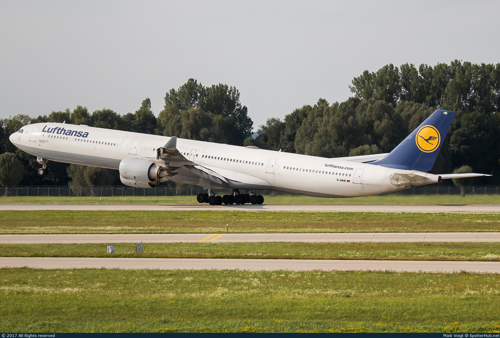 Photo of D-AIHE - Airbus A340-642 operated by Lufthansa