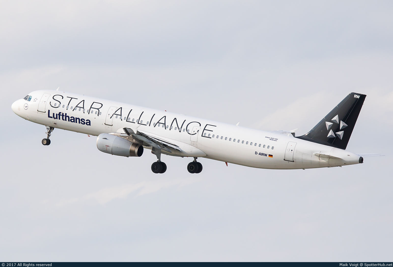 Photo of D-AIRW - Airbus A321-131 operated by Lufthansa