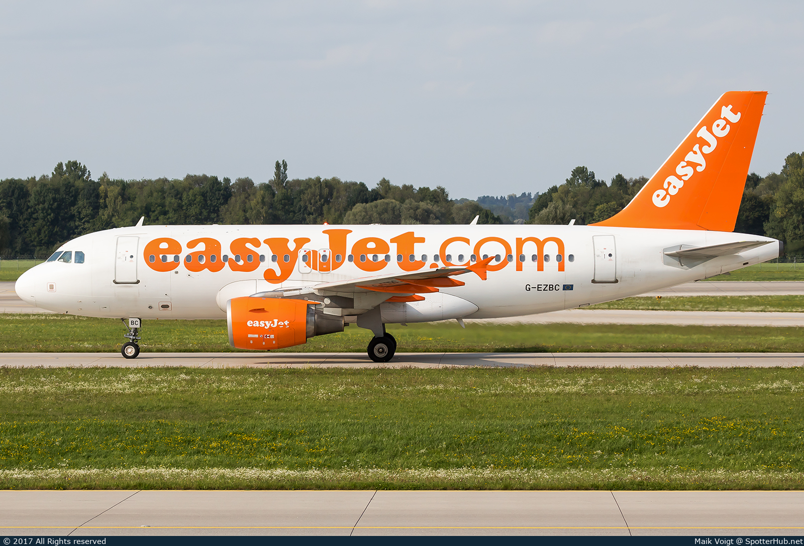 Photo of G-EZBC - Airbus A319-111 operated by easyJet