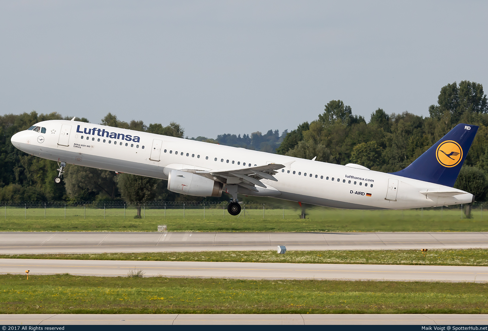 Photo of D-AIRD - Airbus A321-131 operated by Lufthansa