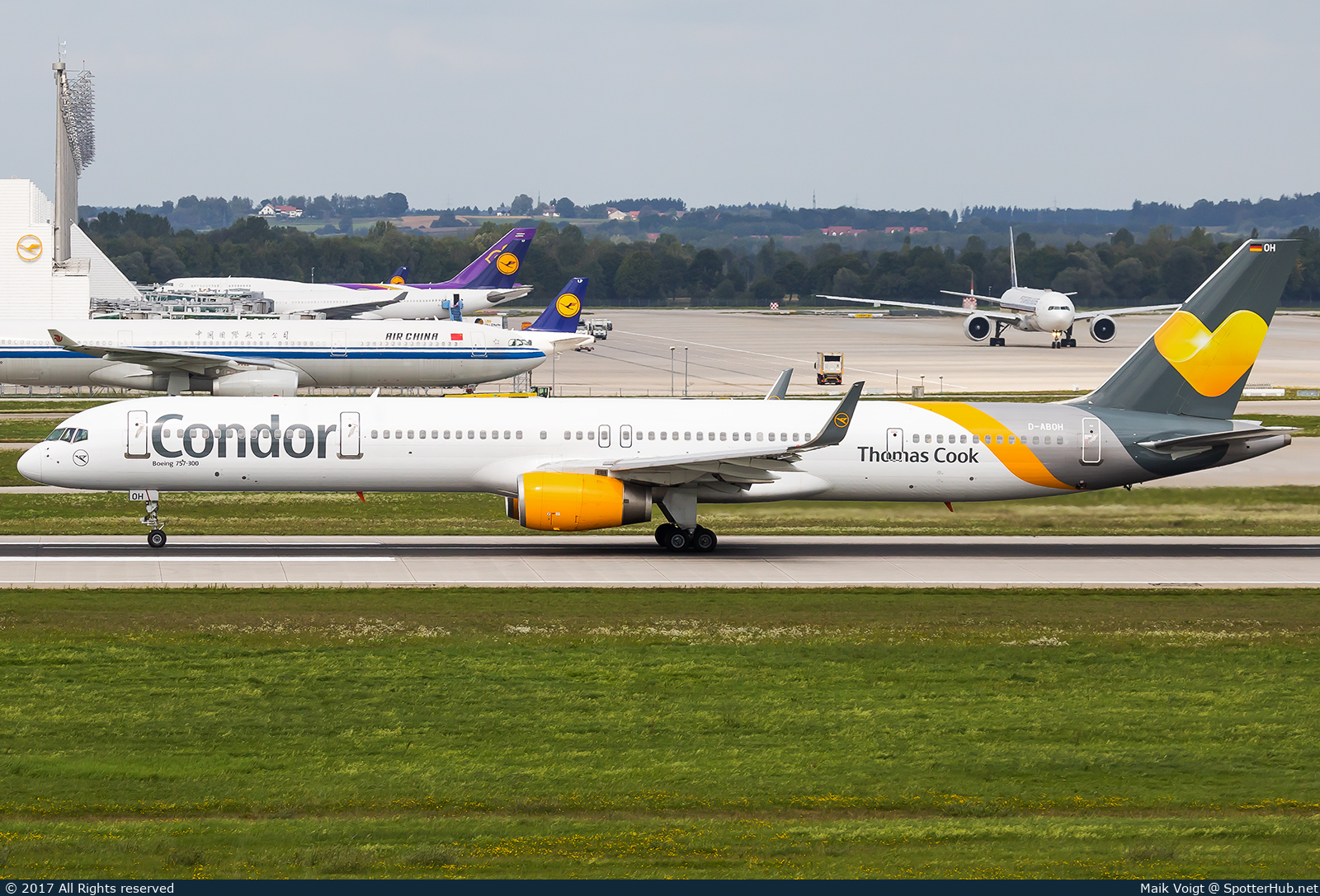 Photo of D-ABOH - Boeing 757-330 operated by Condor