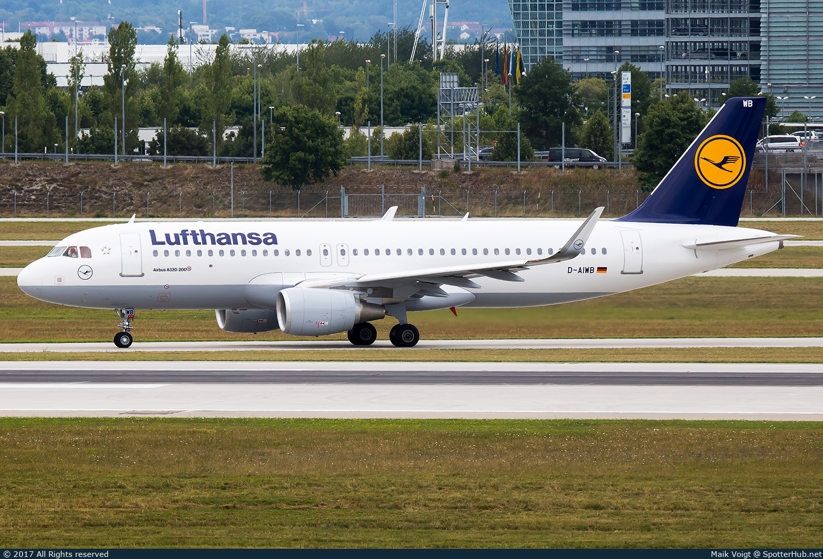 Photo of D-AIWB - Airbus A320-214 operated by Lufthansa