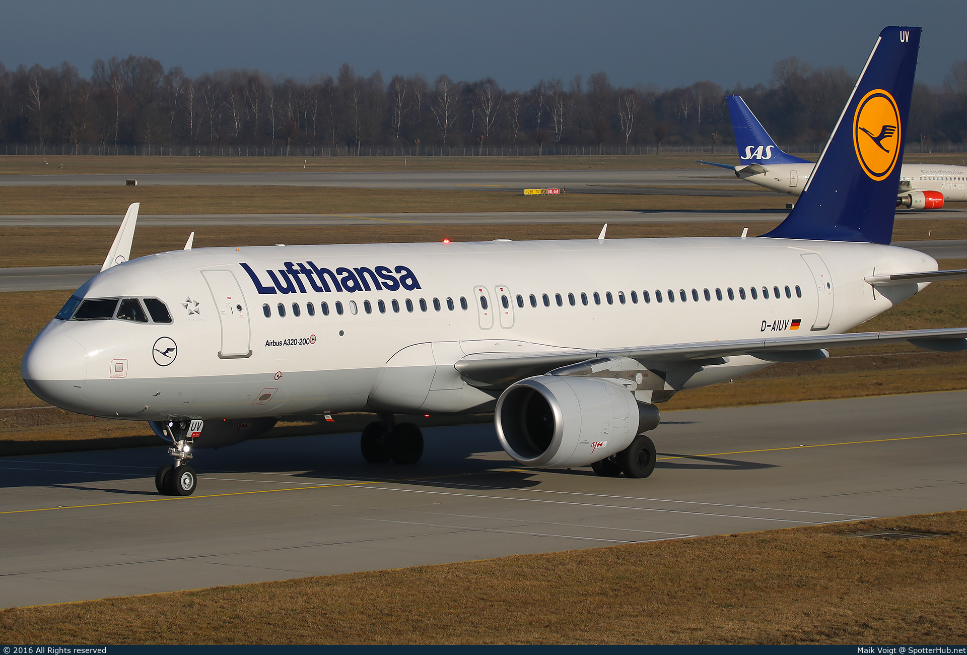 Photo of D-AIUV - Airbus A320-214 operated by Lufthansa