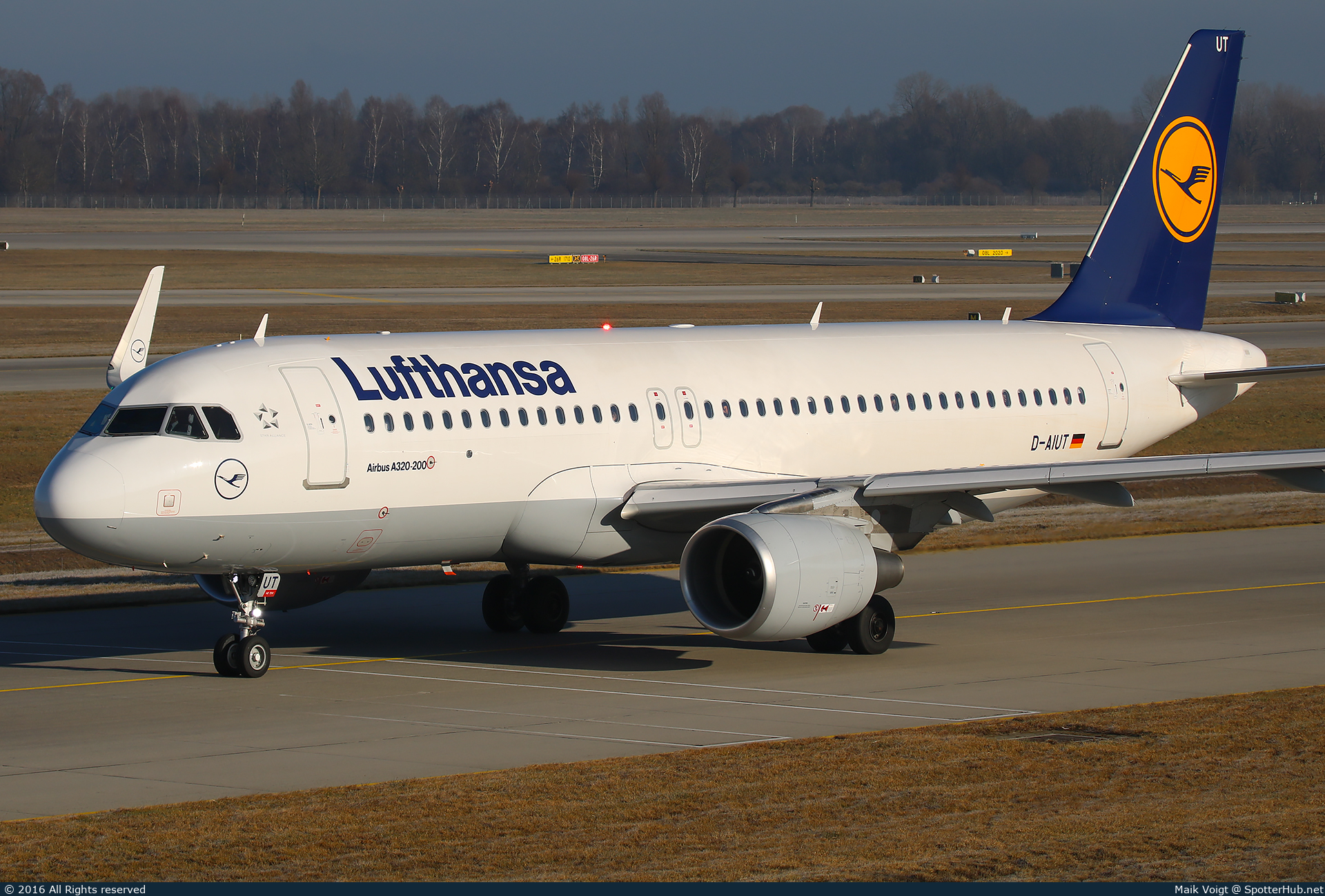 Photo of D-AIUT - Airbus A320-214 operated by Lufthansa