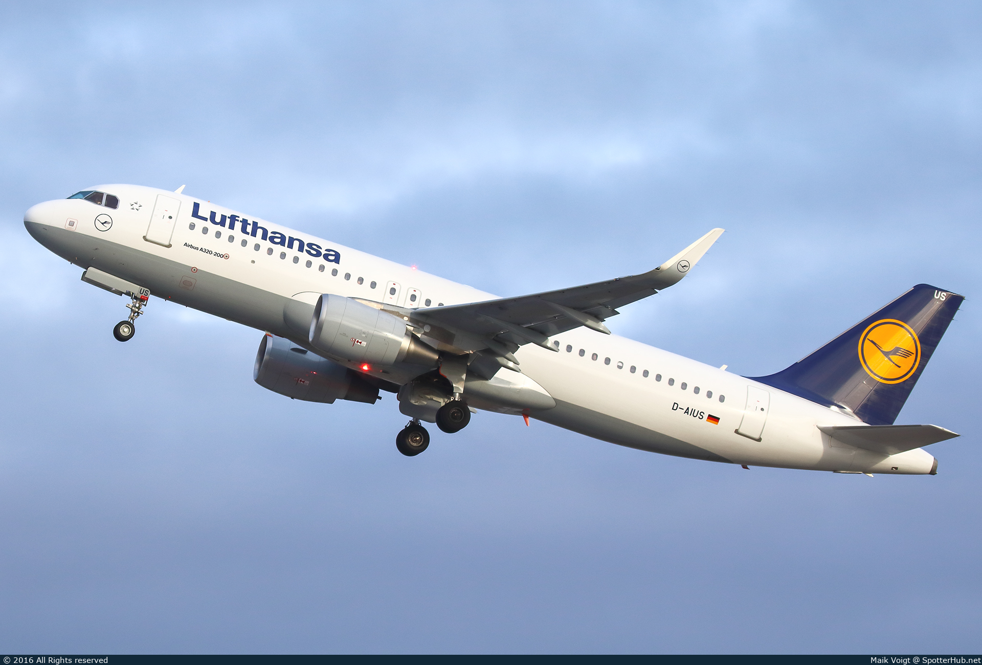 Photo of D-AIUS - Airbus A320-214 operated by Lufthansa