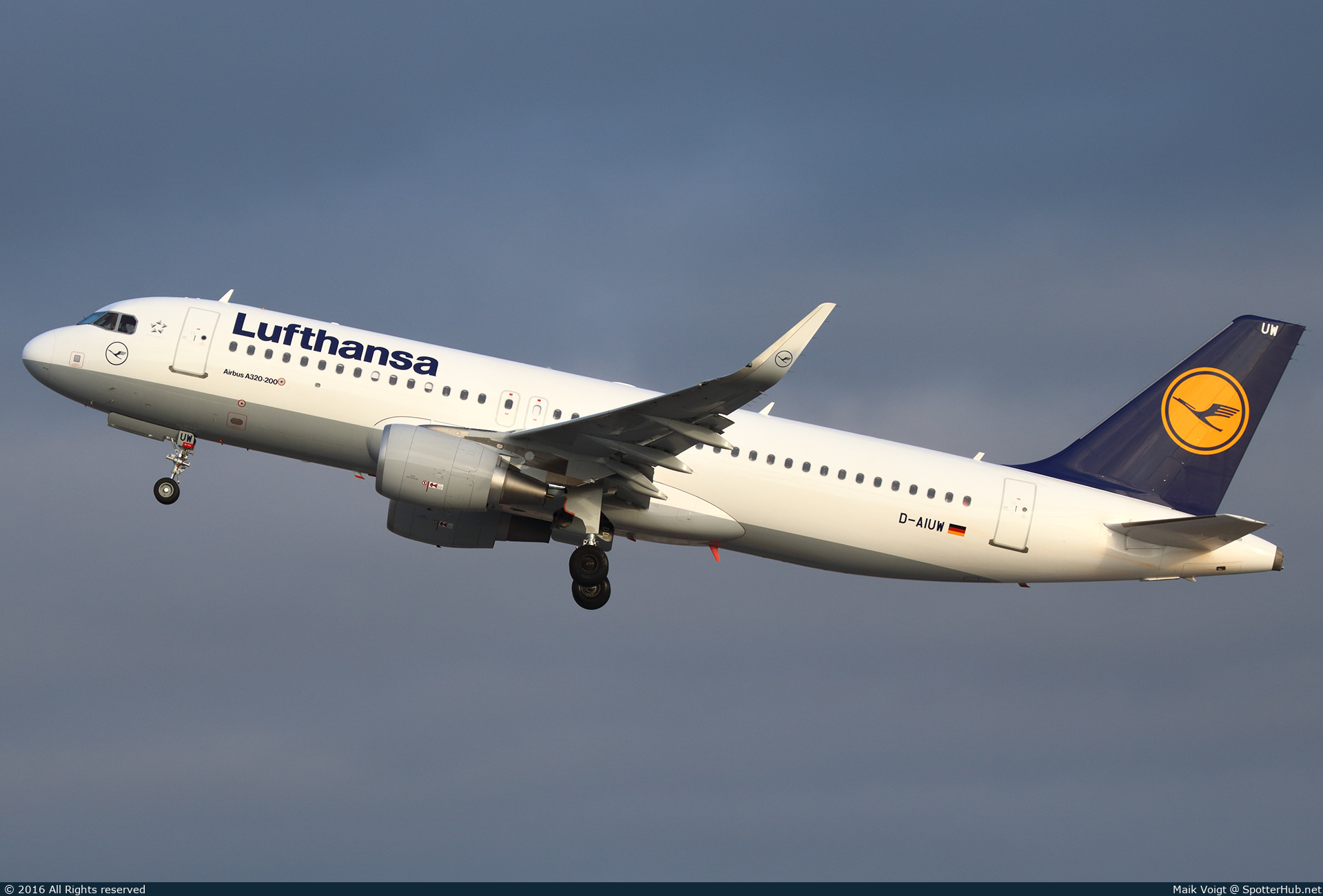 Photo of D-AIUW - Airbus A320-214 operated by Lufthansa