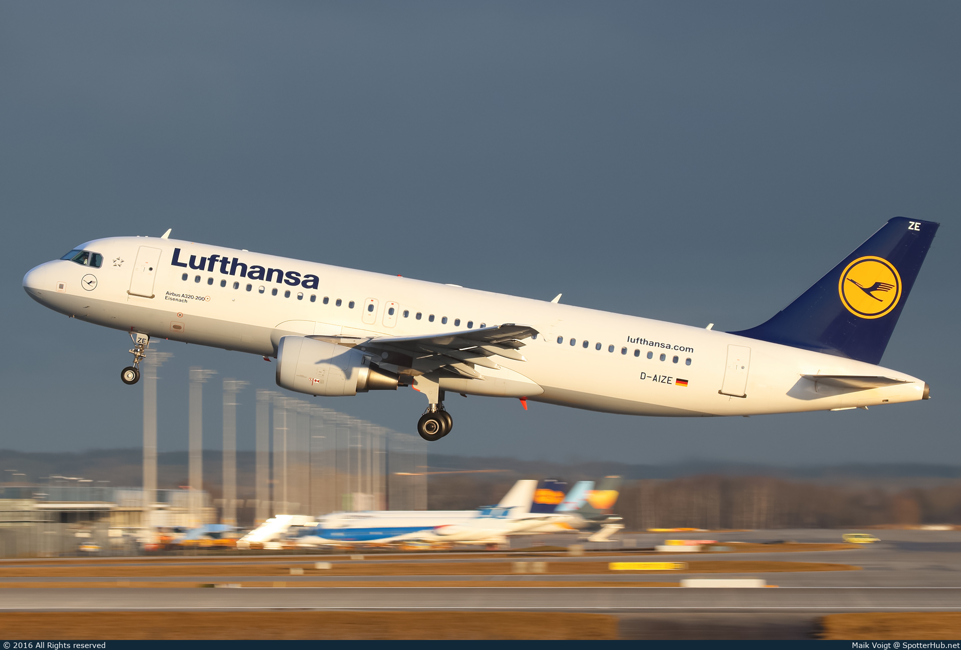Photo of D-AIZE - Airbus A320-214 operated by Lufthansa