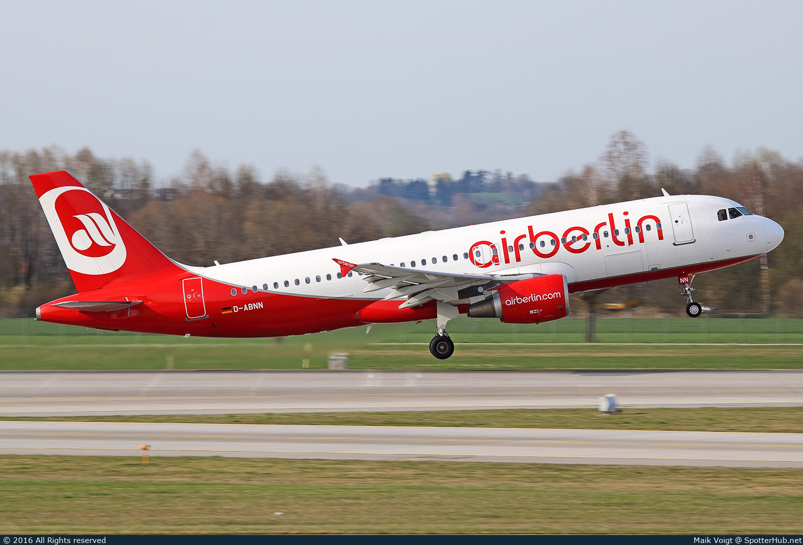 Photo of D-ABNN - Airbus A320-214 operated by Air Berlin