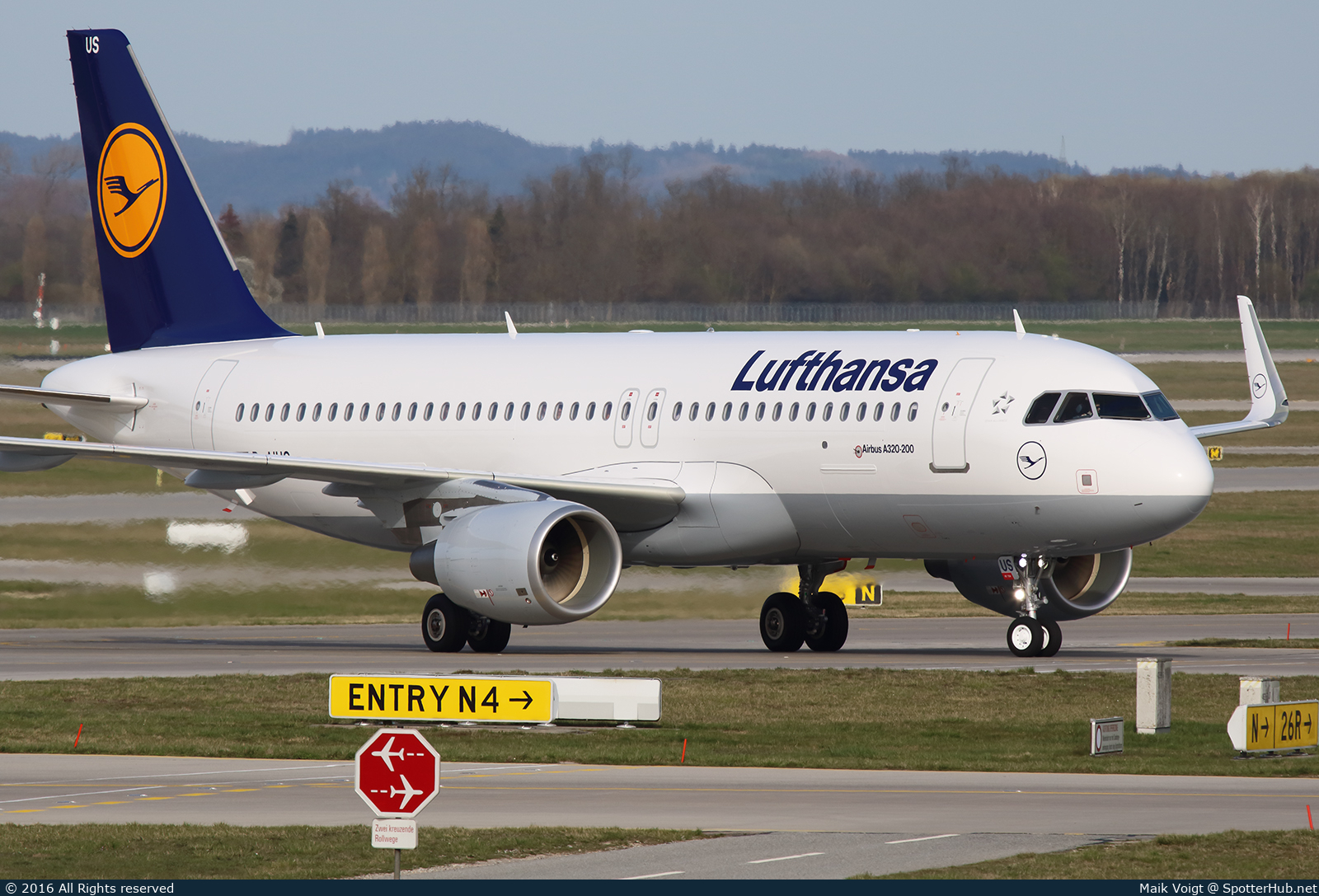 Photo of D-AIUS - Airbus A320-214 operated by Discover Airlines