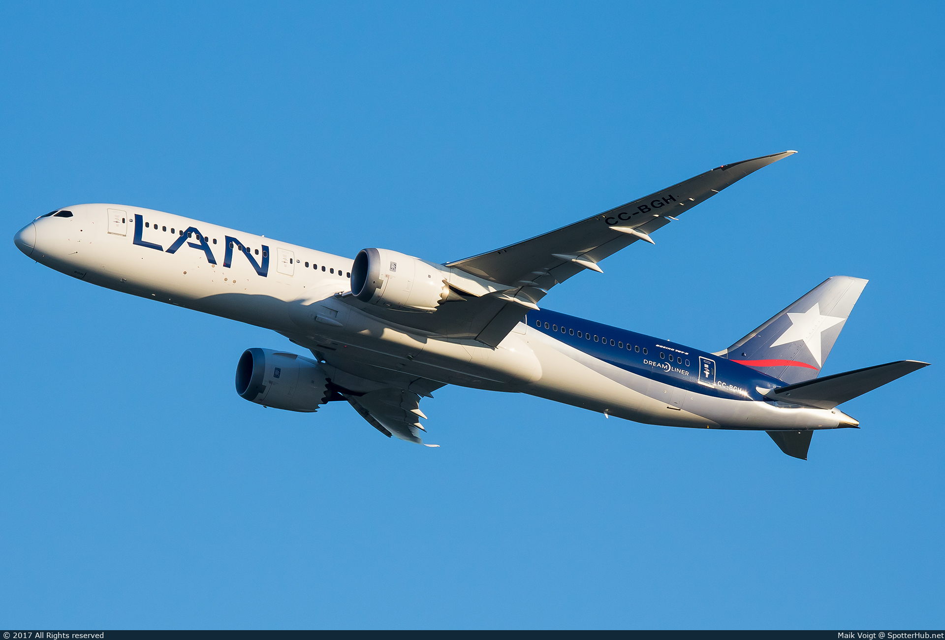 Photo of CC-BGH - Boeing 787-9 Dreamliner operated by LAN Airlines