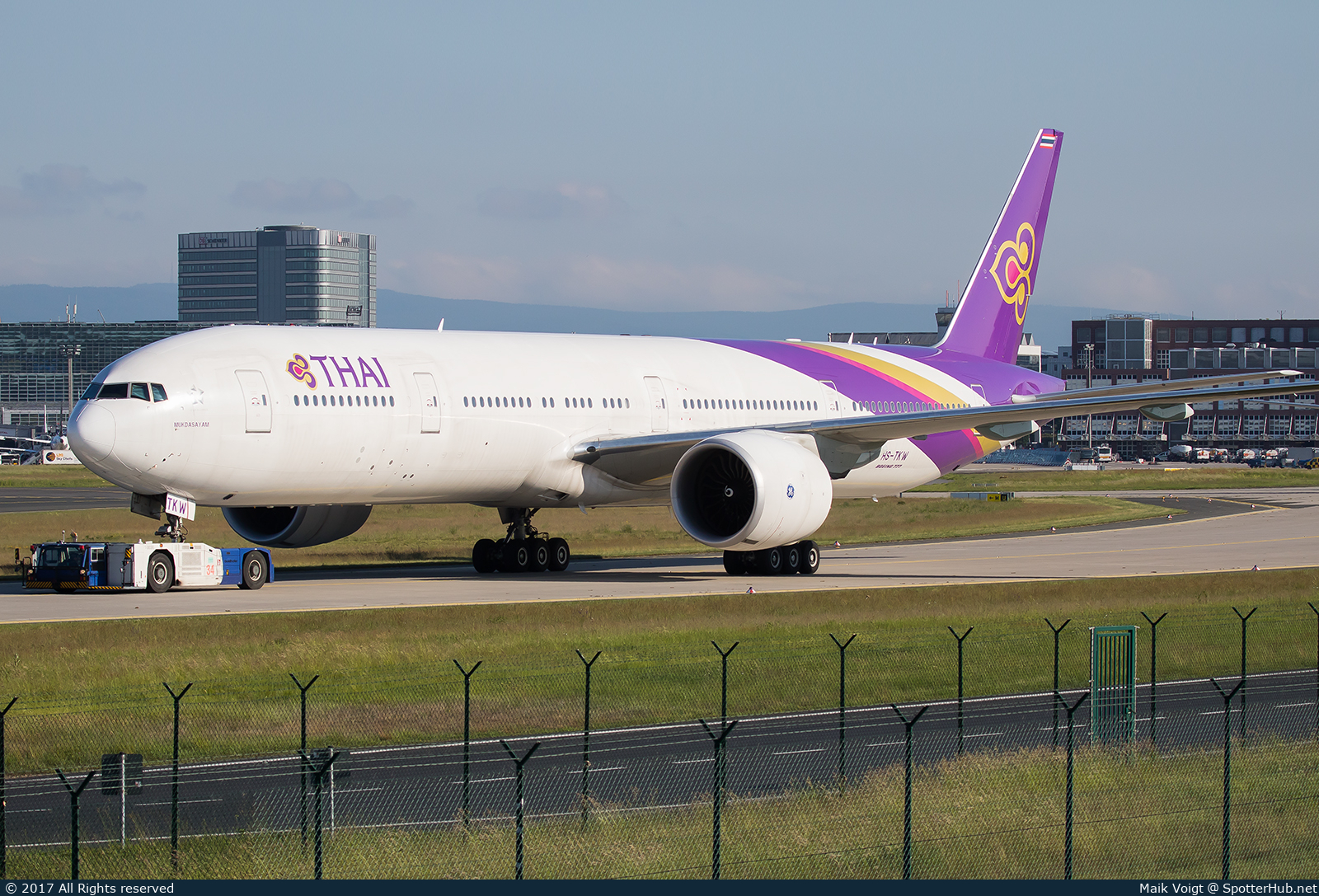 Photo of HS-TKW - Boeing 777-3D7(ER) operated by Thai Airways International