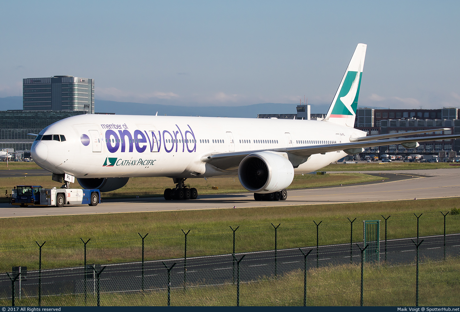 Photo of B-KPL - Boeing 777-367(ER) operated by Cathay Pacific Airways
