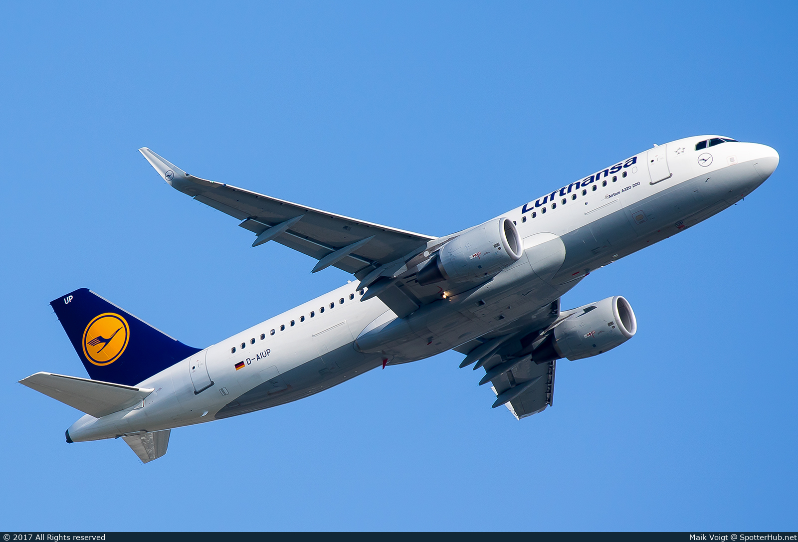 Photo of D-AIUP - Airbus A320-214 operated by Lufthansa