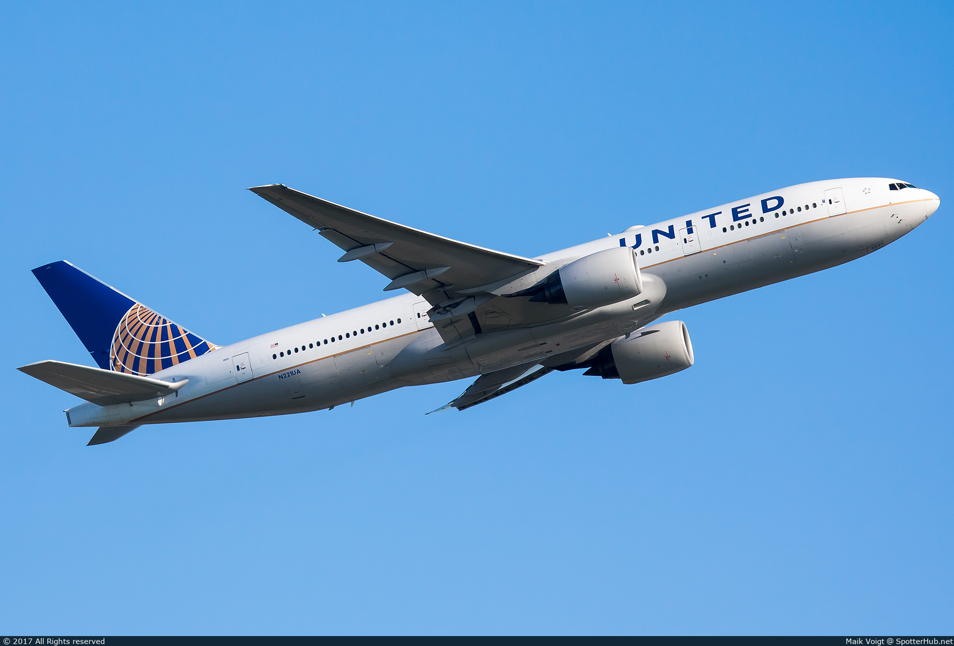 Photo of N221UA - Boeing 777-222(ER) operated by United Airlines