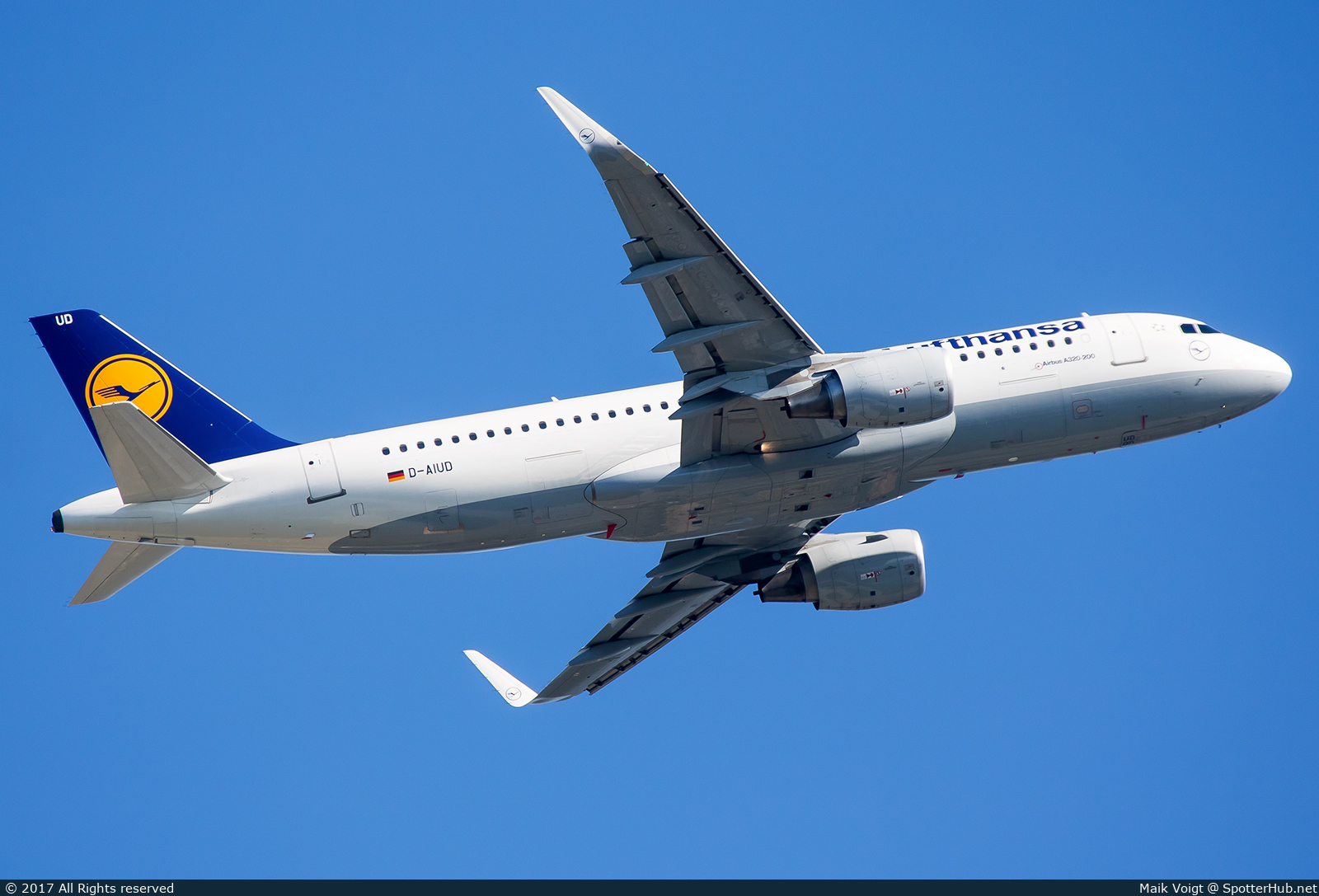 Photo of D-AIUD - Airbus A320-214 operated by Lufthansa