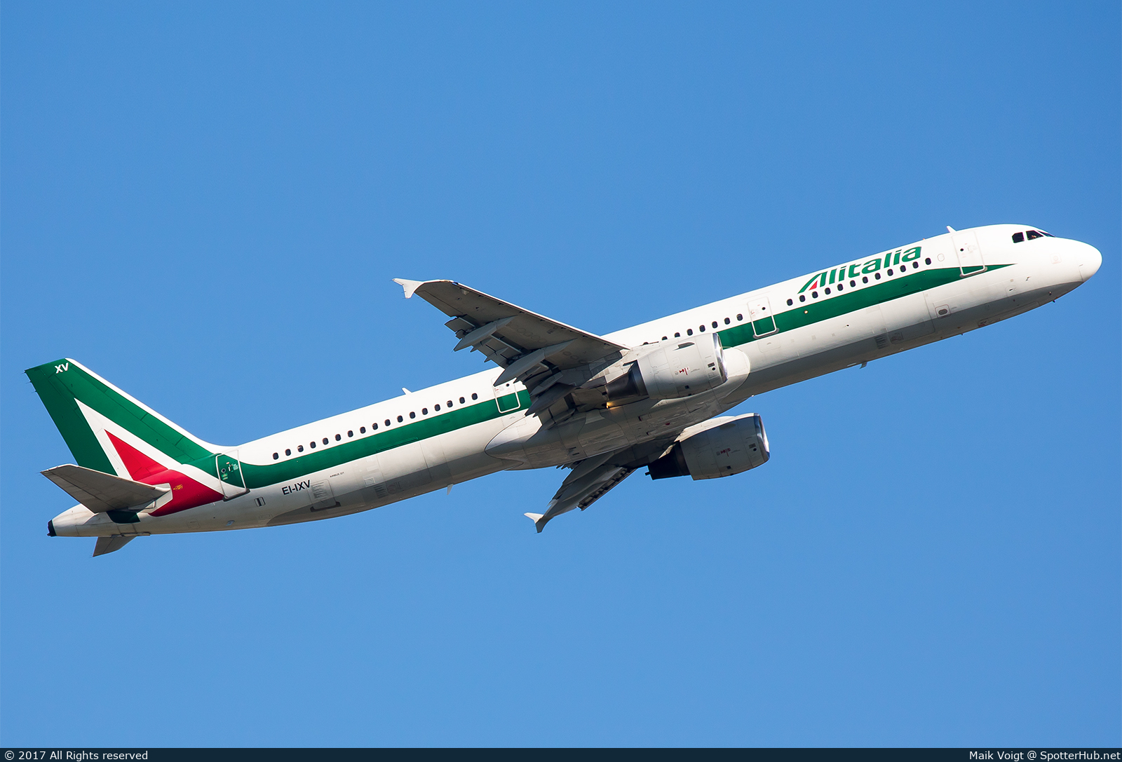 Photo of EI-IXV - Airbus A321-112 operated by Alitalia