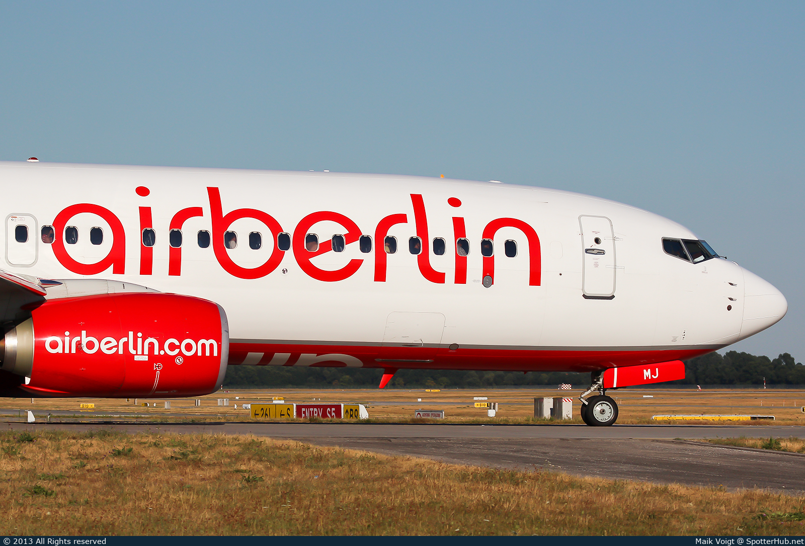Photo of D-ABMJ - Boeing 737-86J operated by Air Berlin