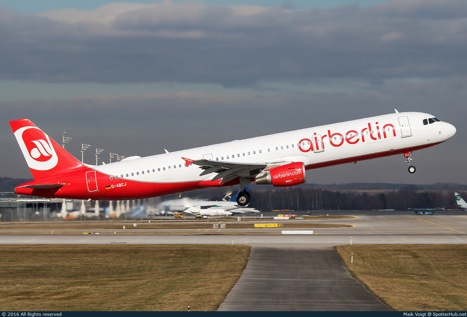 Photo of D-ABCJ - Airbus A321-211 operated by Air Berlin