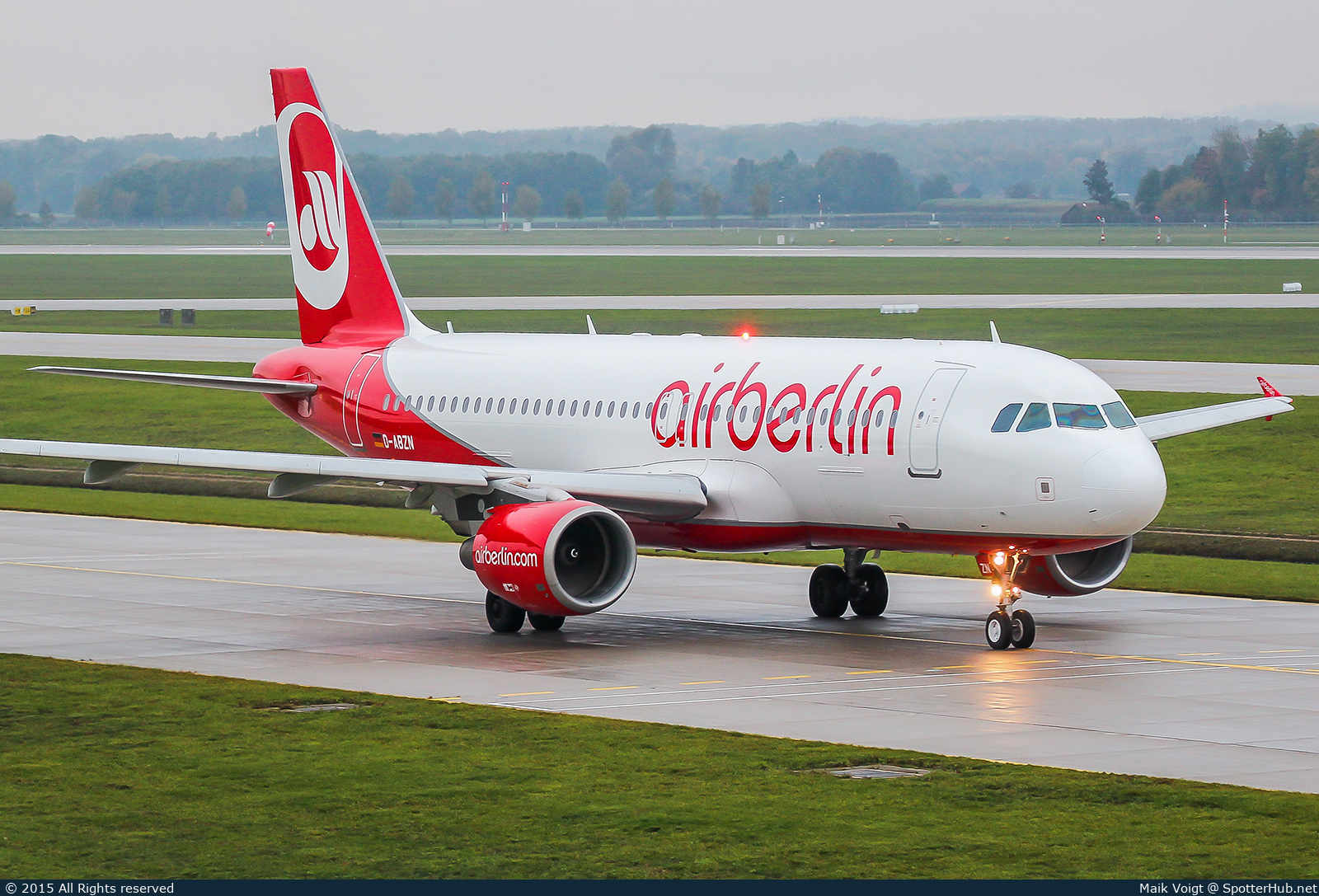 Photo of D-ABZN - Airbus A320-216 operated by Air Berlin