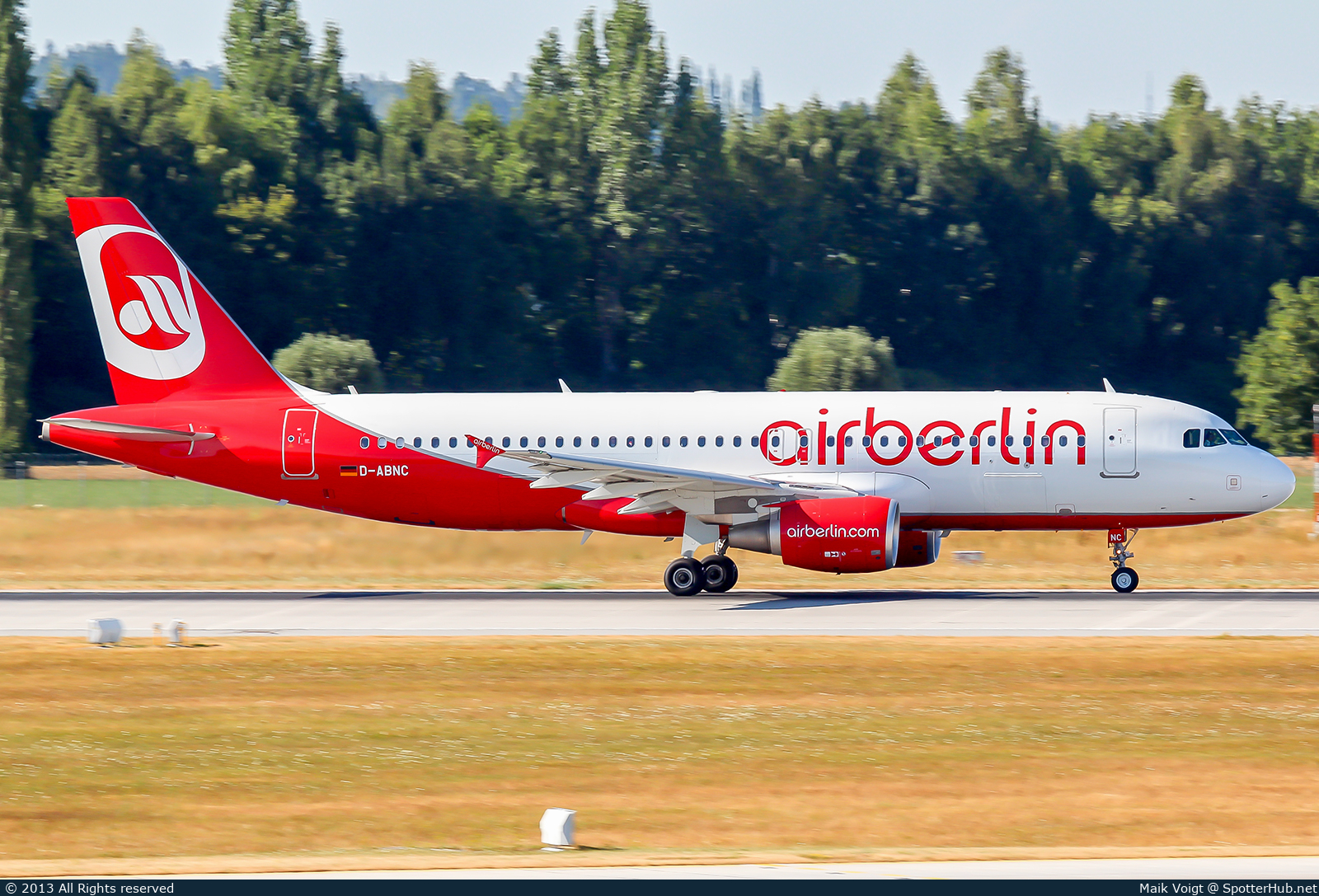 Photo of D-ABNC - Airbus A320-214 operated by Air Berlin