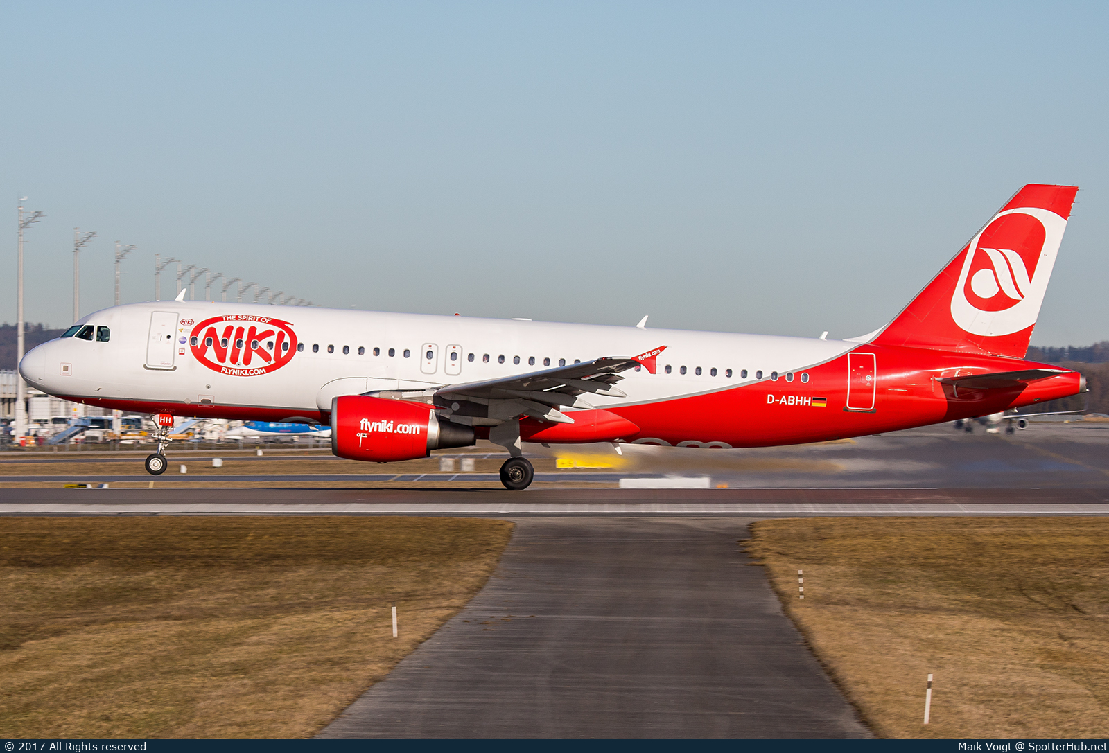 Photo of D-ABHH - Airbus A320-214 operated by Air Berlin (opb Niki)